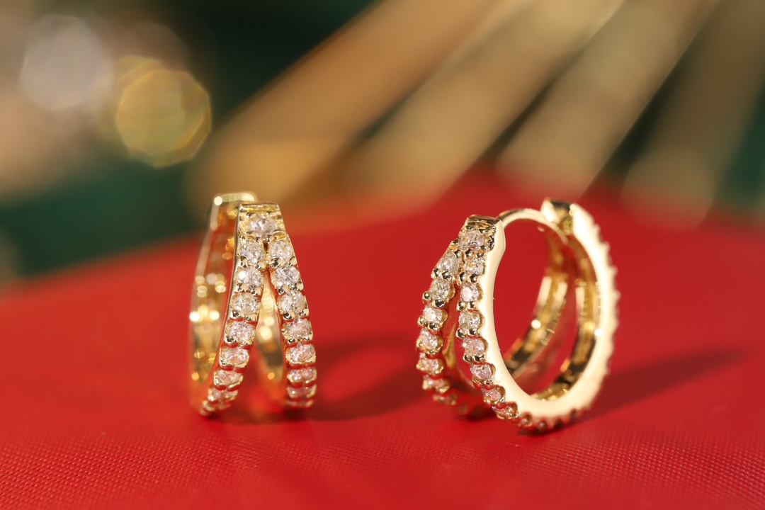 18k gold earrings with 0.74ct natural diamond