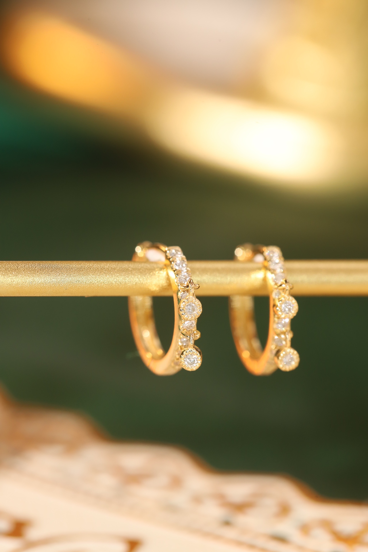 18k gold earrings with 0.20ct natural diamond