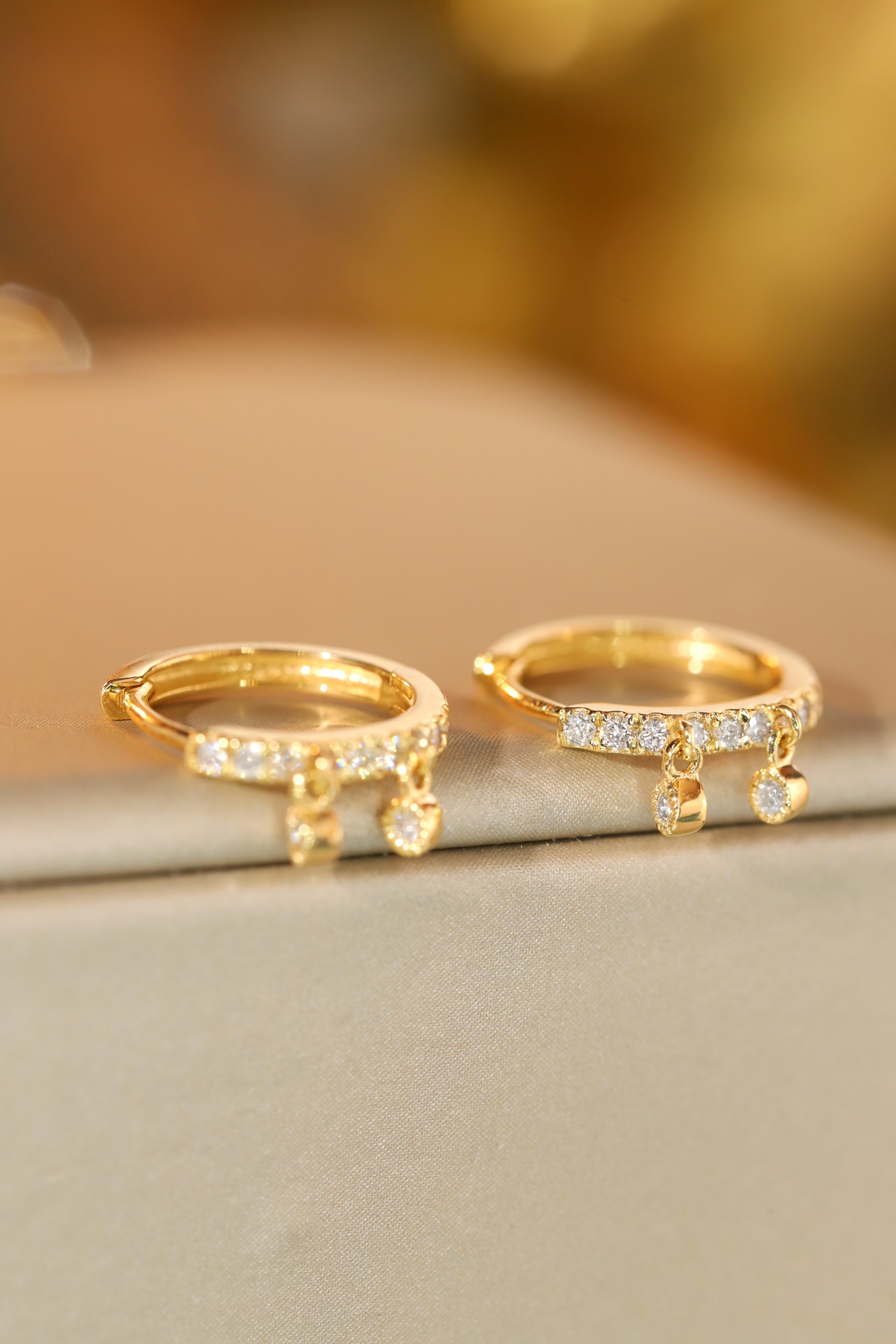 18k gold earrings with 0.20ct natural diamond