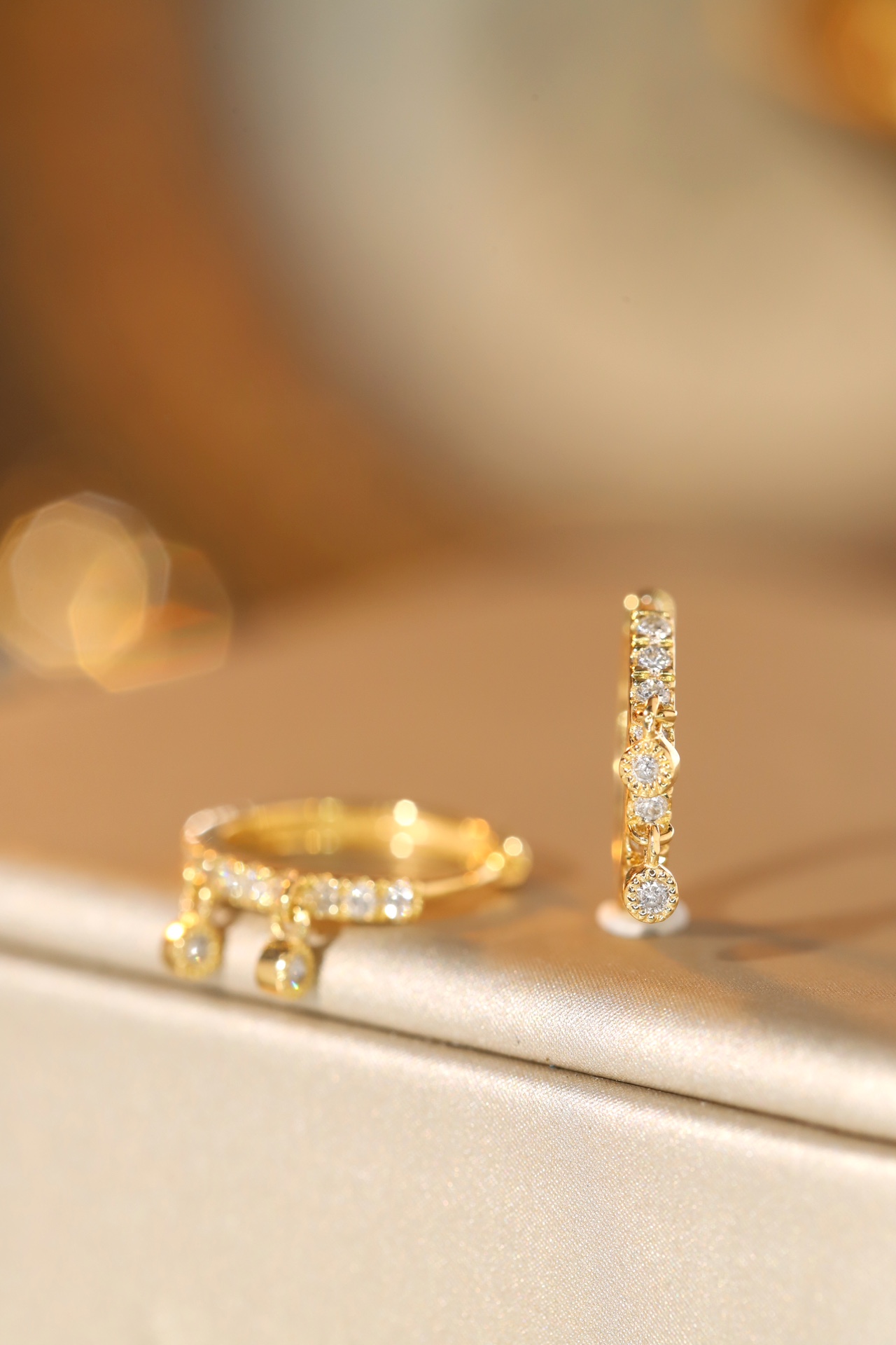 18k gold earrings with 0.20ct natural diamond