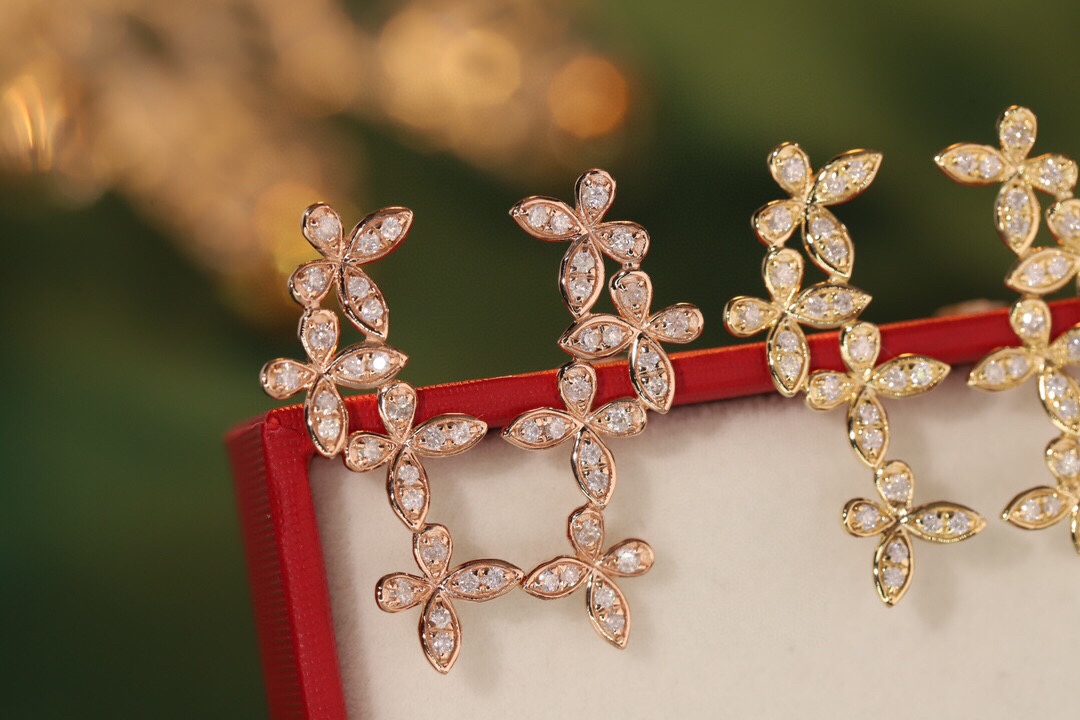 18k gold earrings with 0.42ct natural diamond