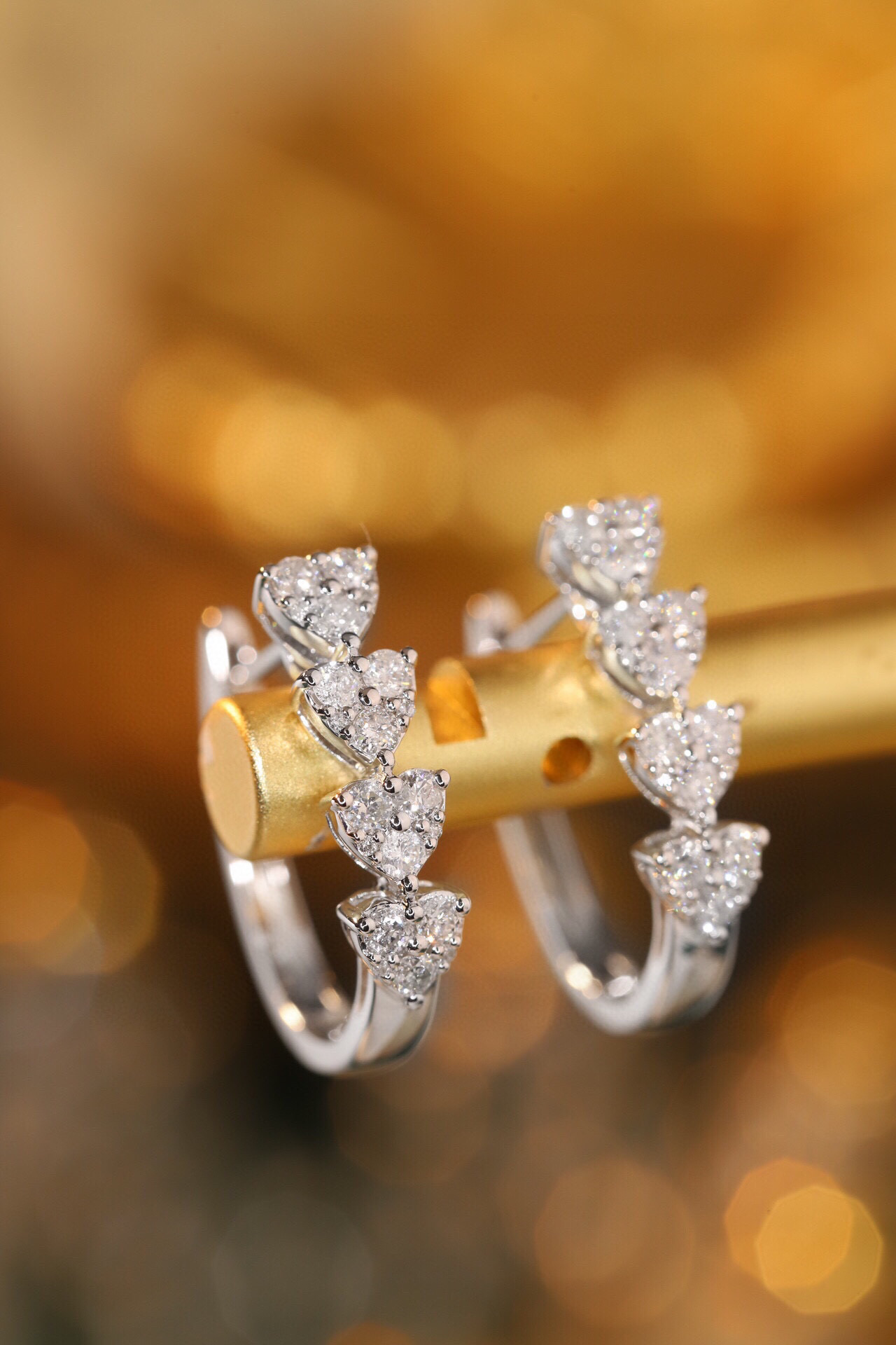 18k gold earrings with 0.66ct natural diamond