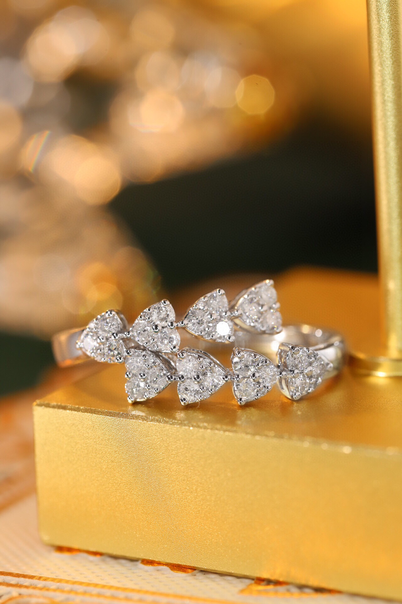 18k gold earrings with 0.66ct natural diamond