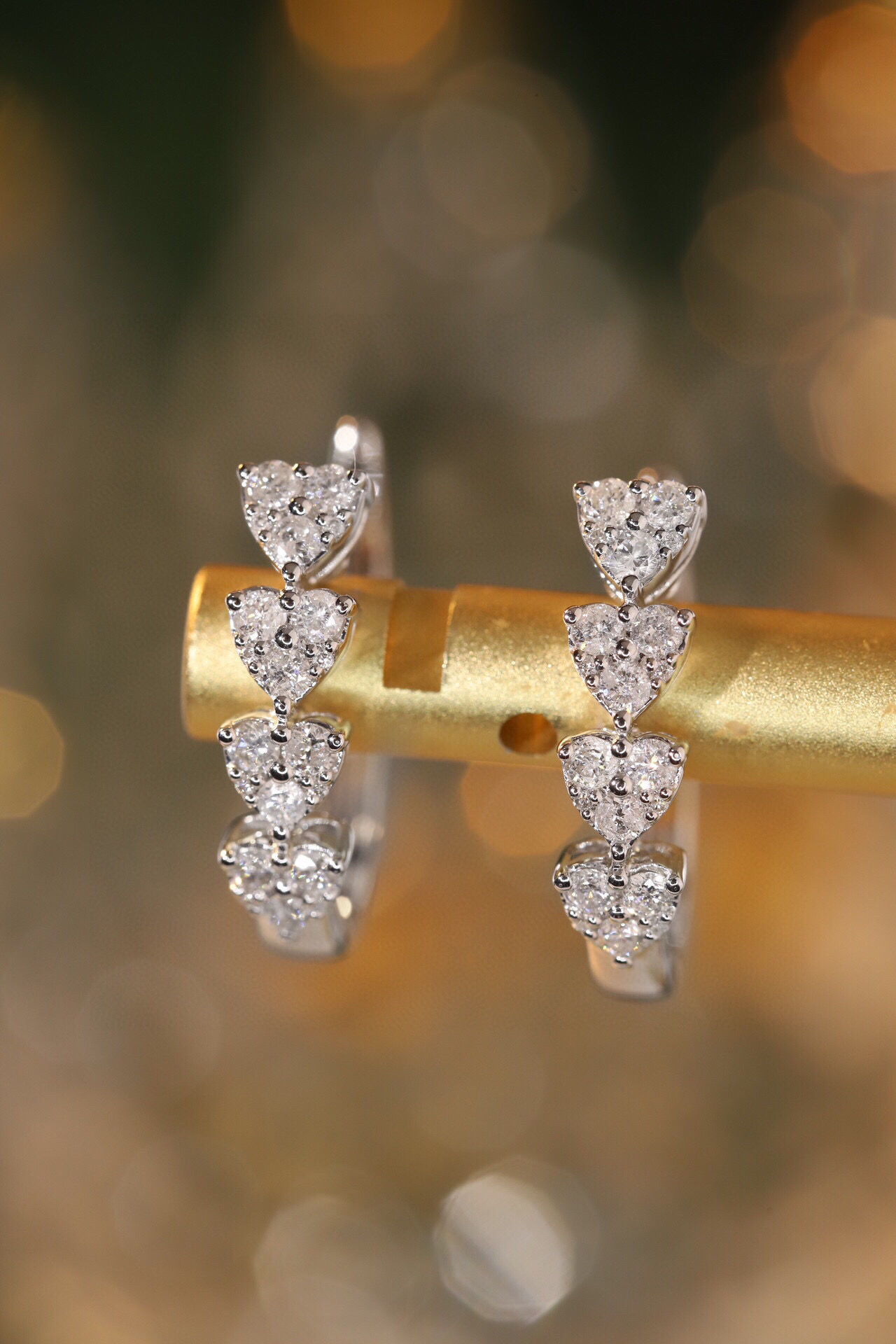 18k gold earrings with 0.66ct natural diamond