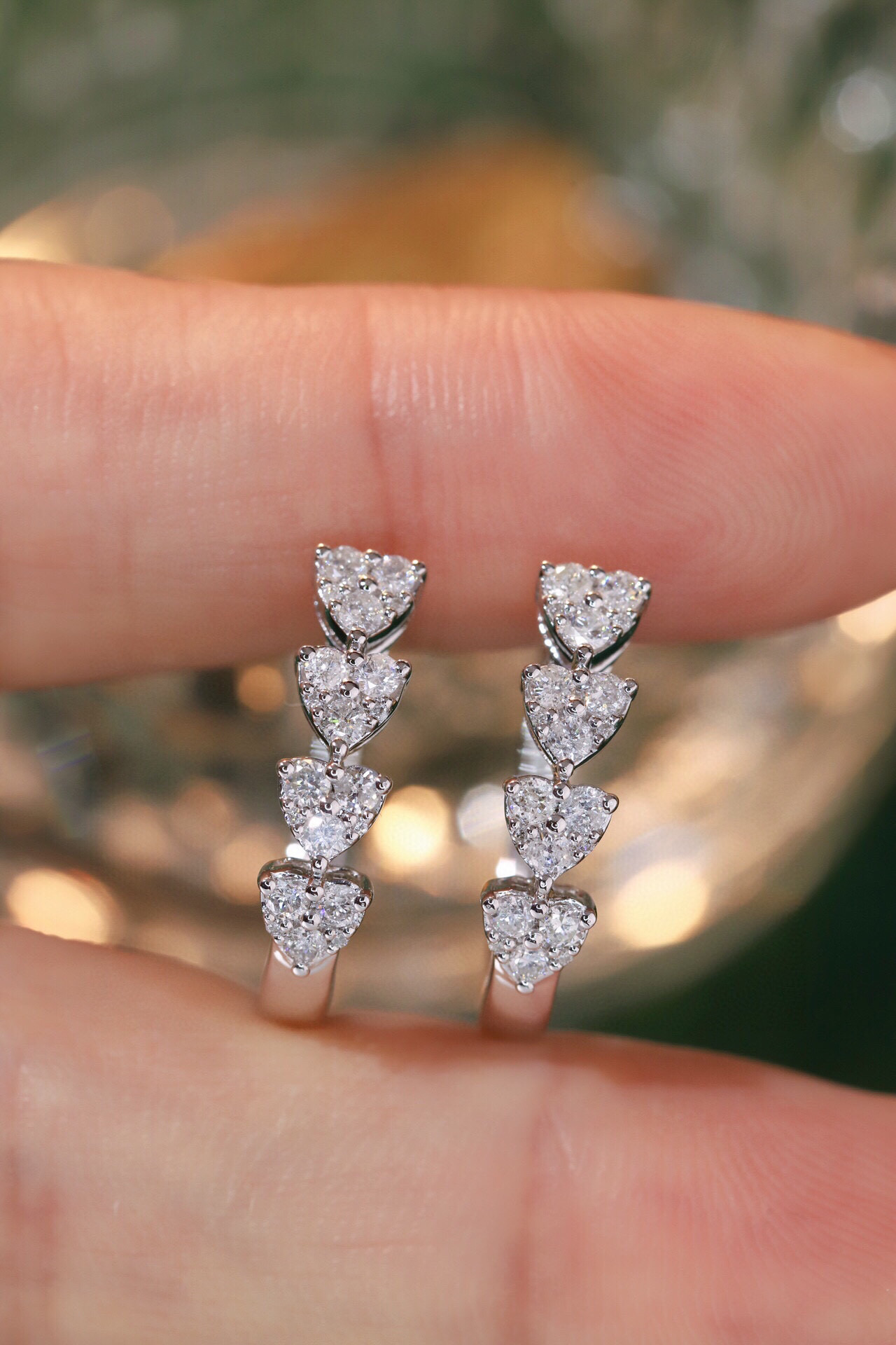 18k gold earrings with 0.66ct natural diamond