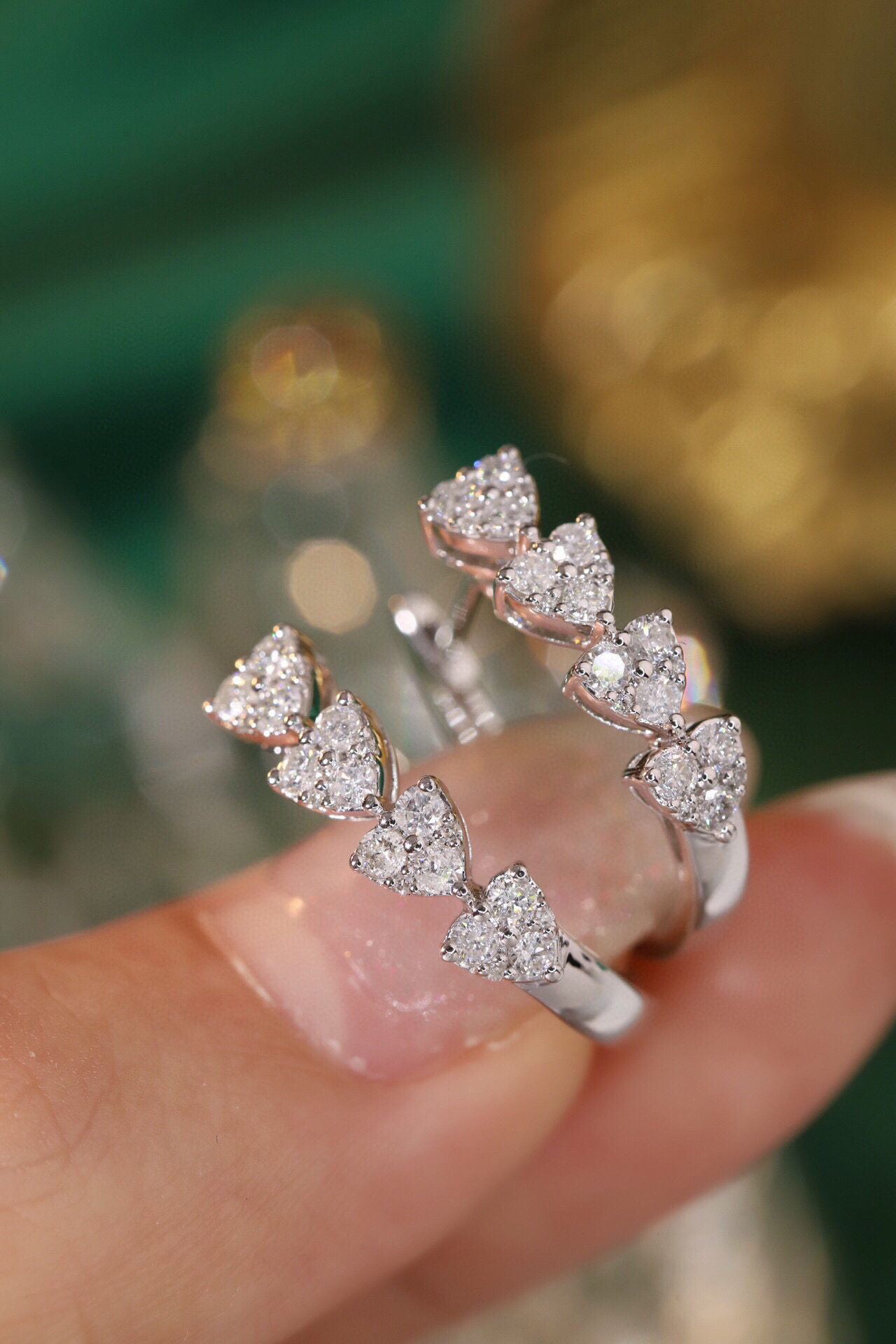 18k gold earrings with 0.66ct natural diamond