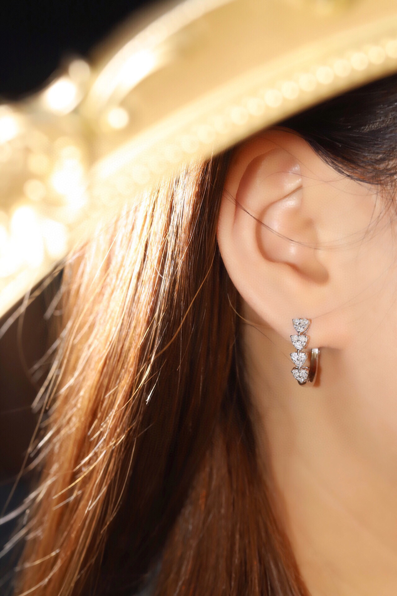 18k gold earrings with 0.66ct natural diamond