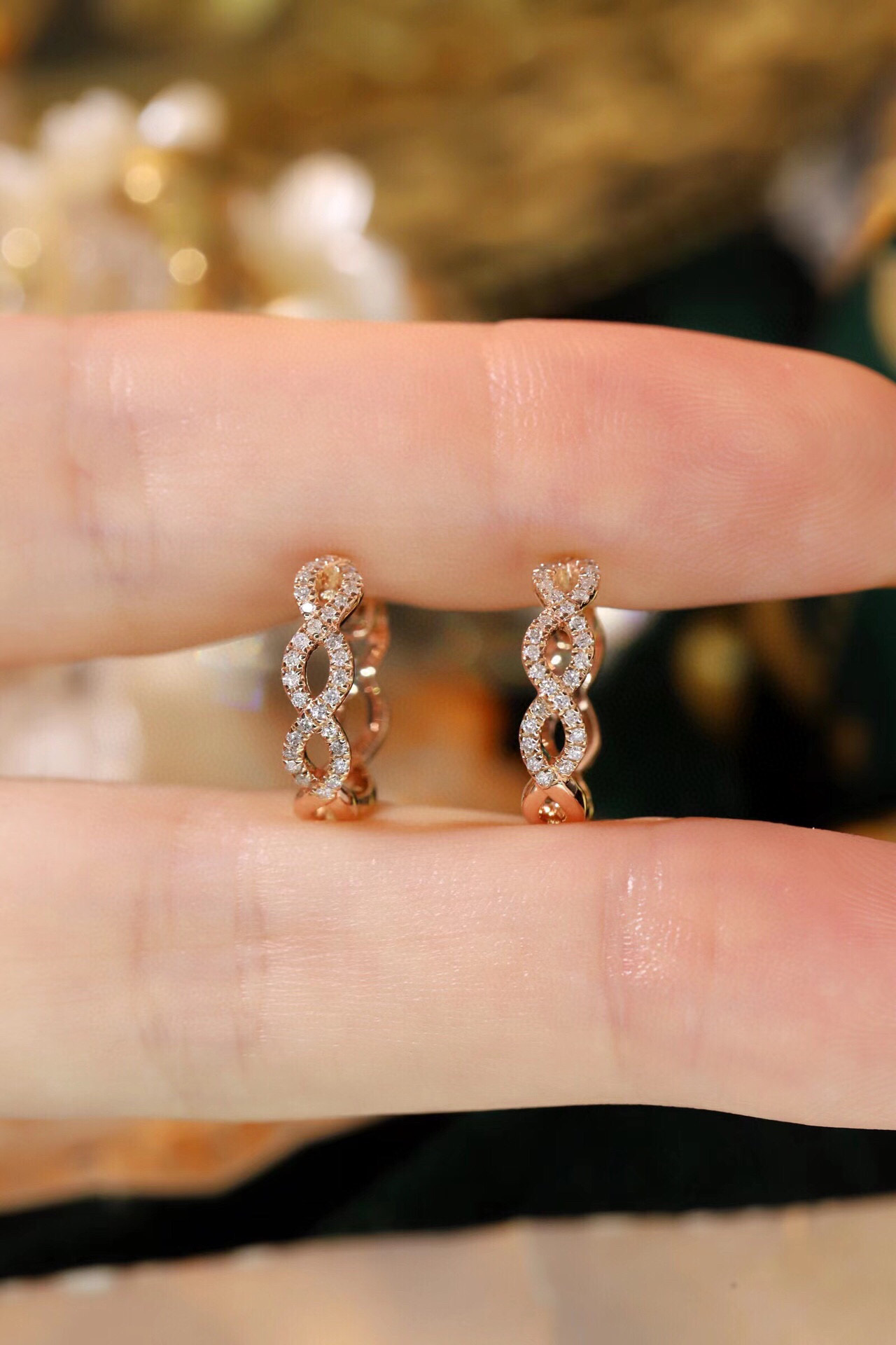 18k gold earrings with 0.20ct natural diamond