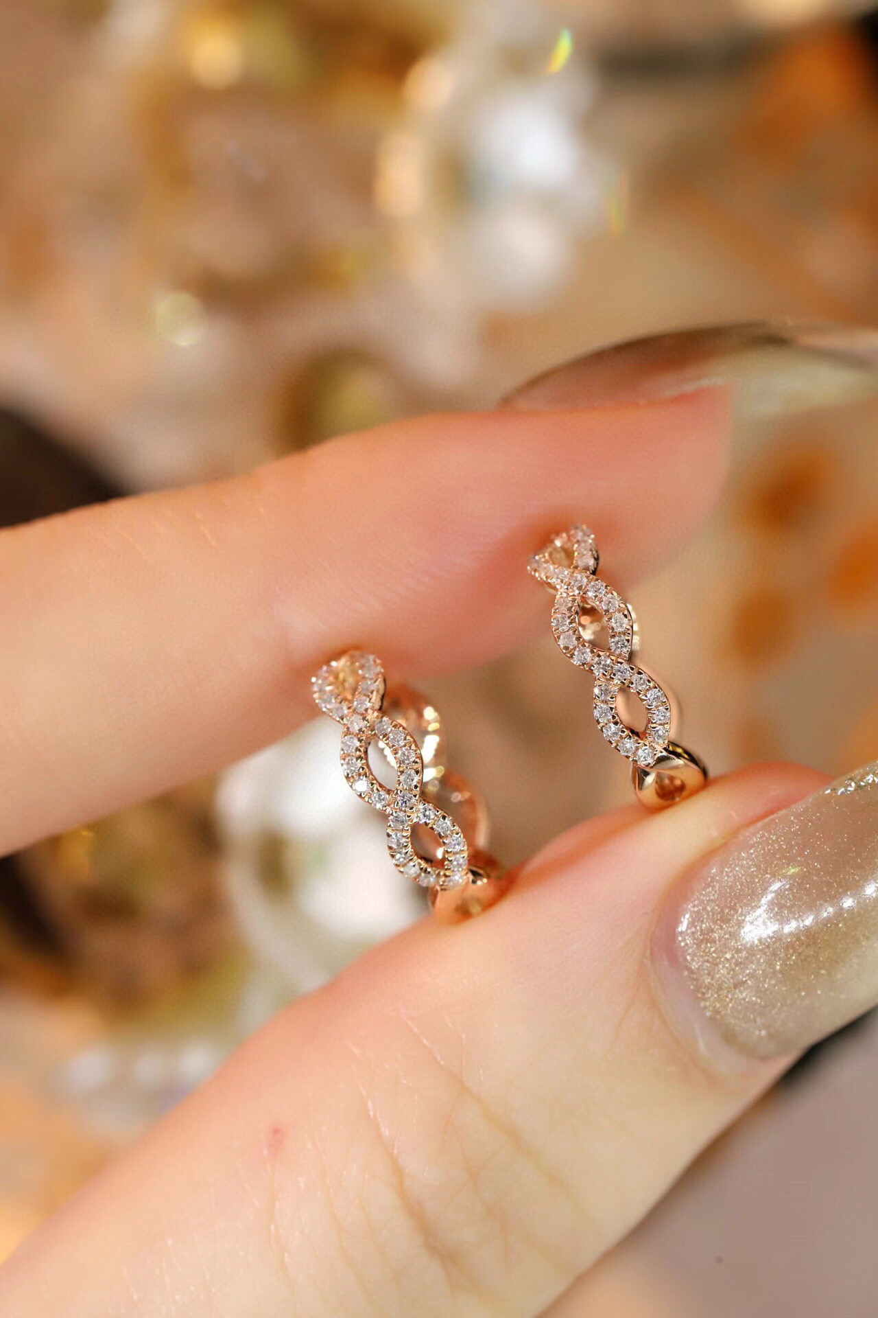 18k gold earrings with 0.20ct natural diamond