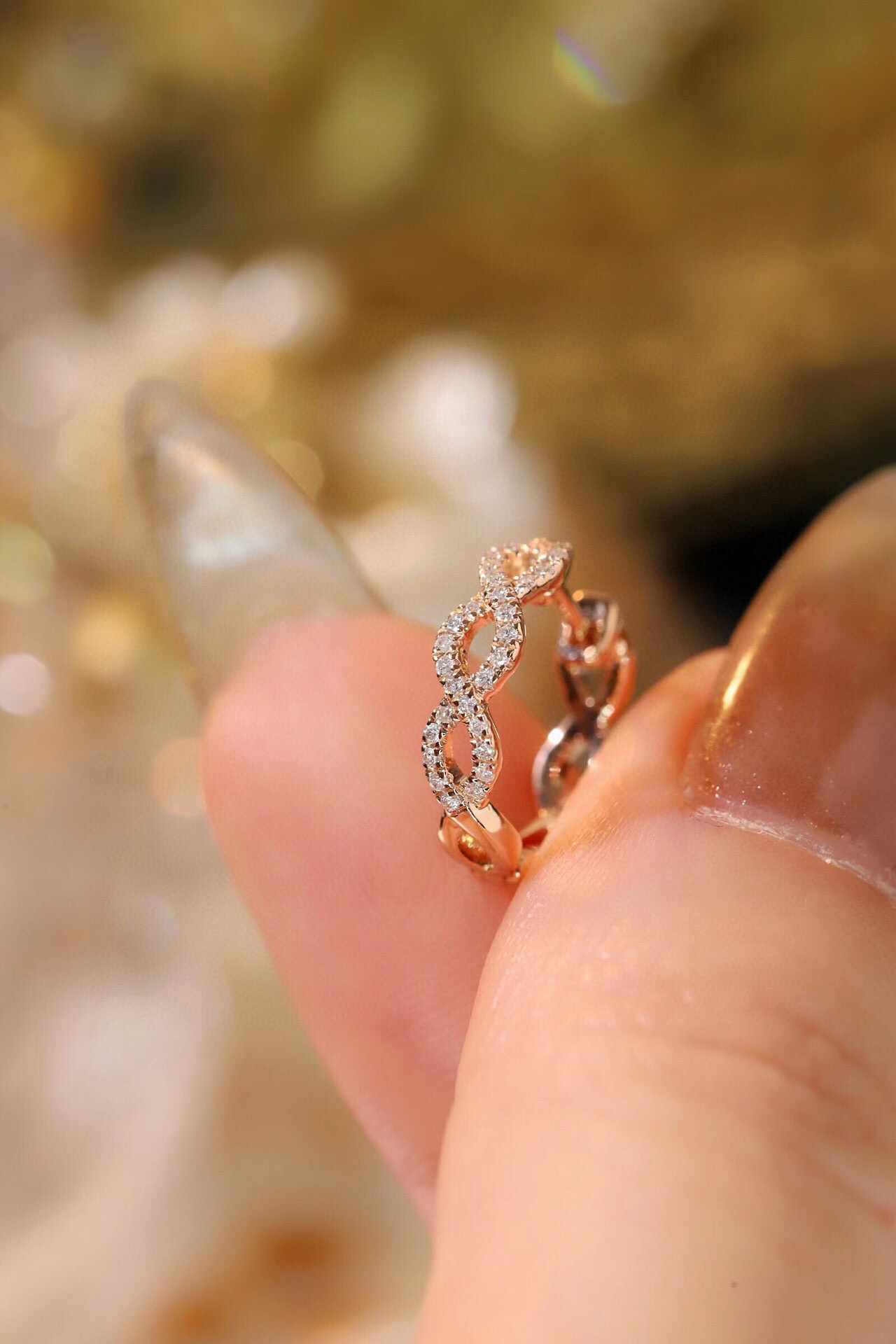 18k gold earrings with 0.20ct natural diamond