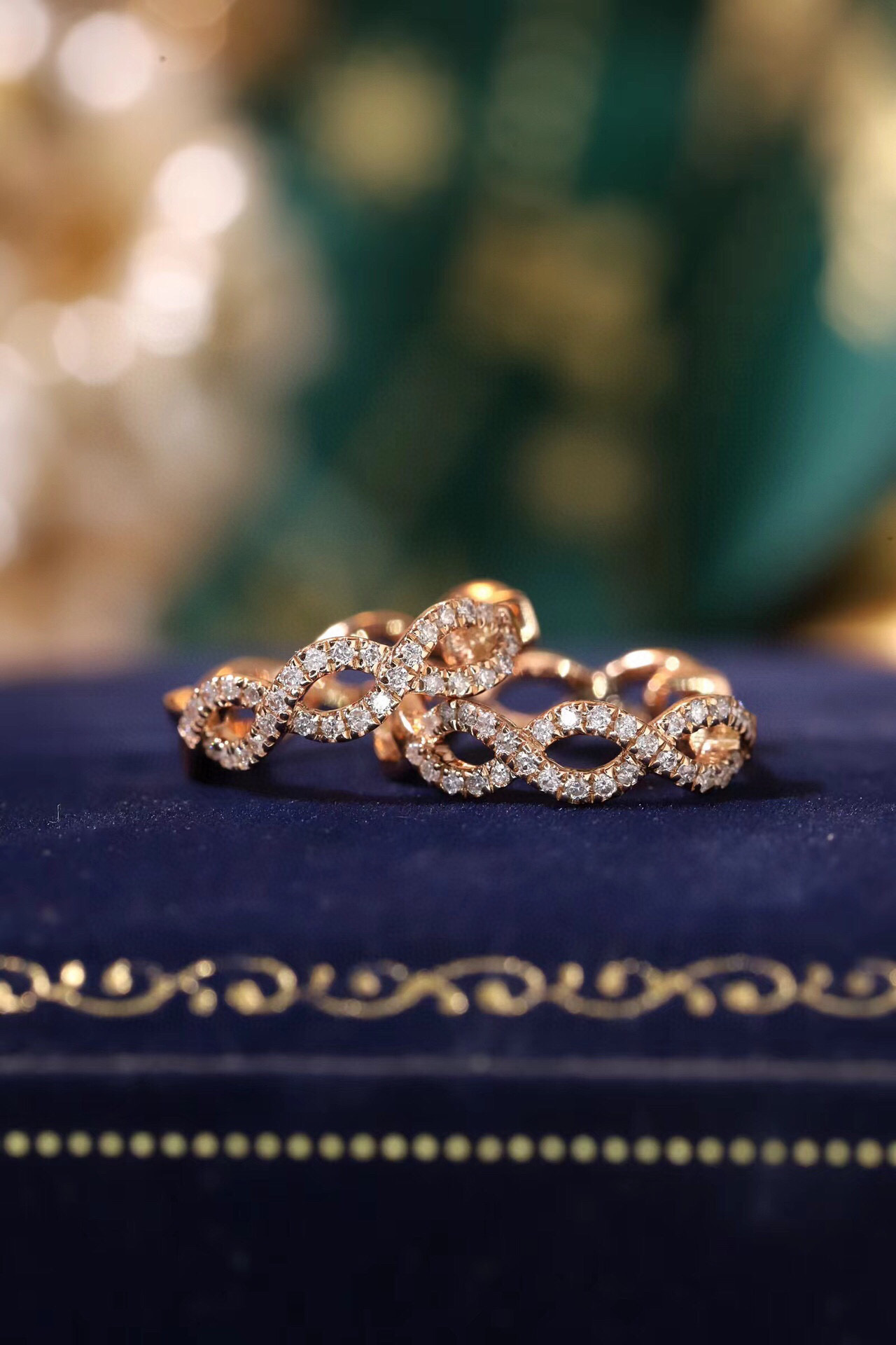 18k gold earrings with 0.20ct natural diamond