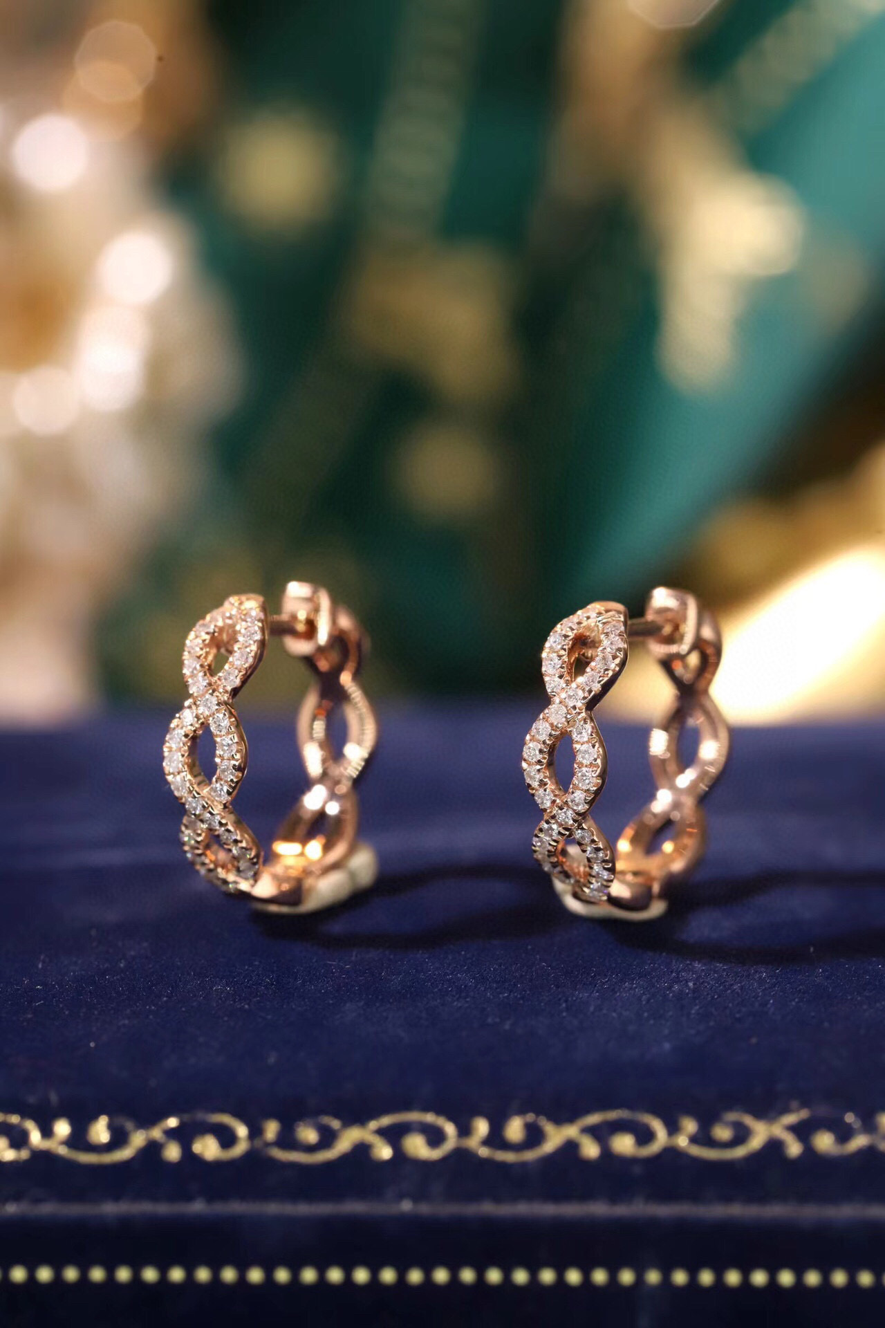 18k gold earrings with 0.20ct natural diamond