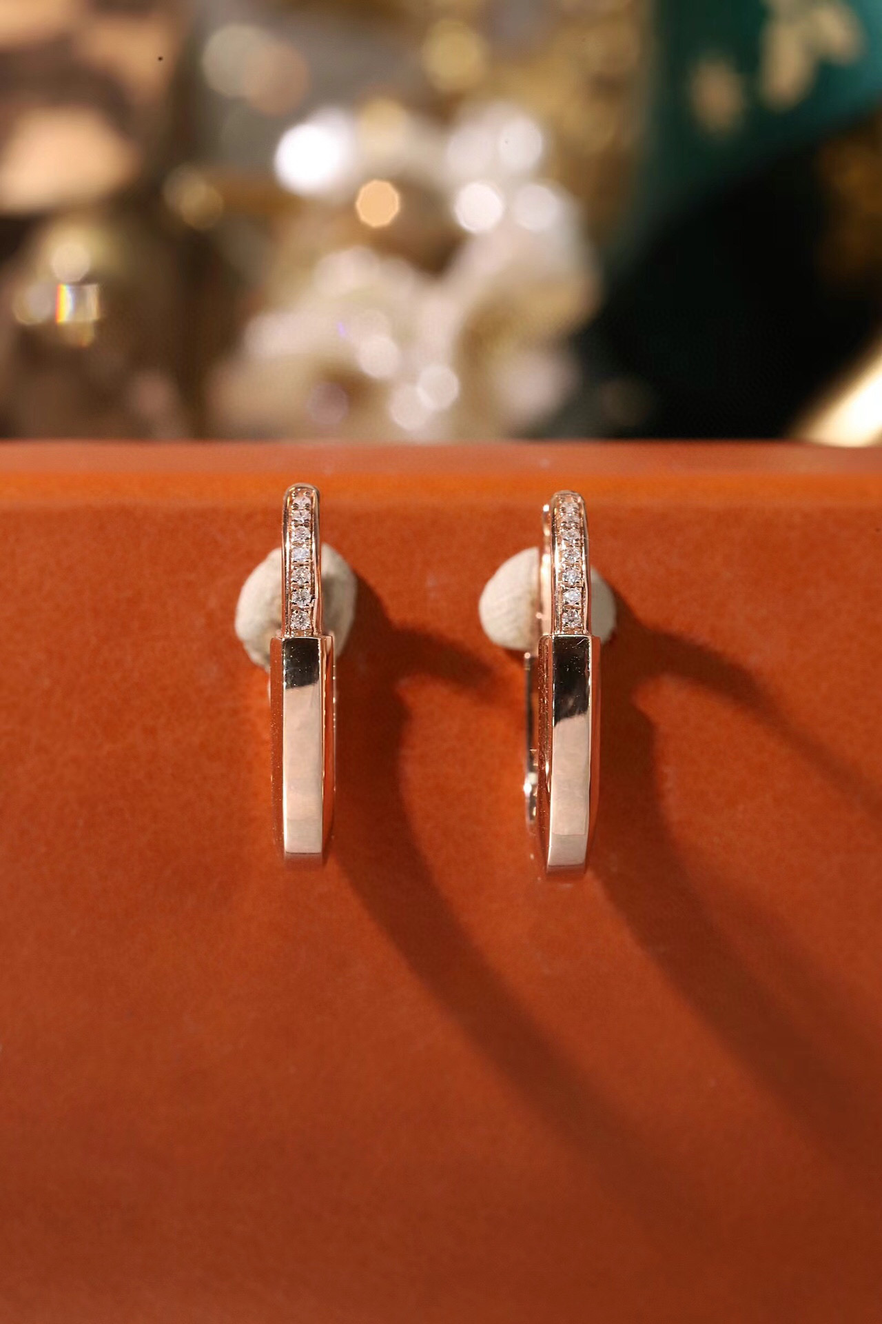 18k gold earrings with 0.06ct natural diamond