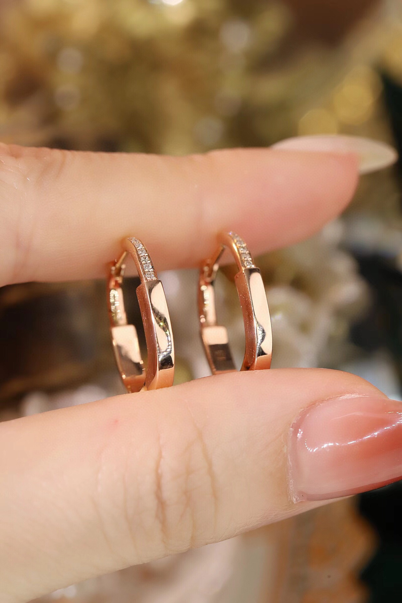 18k gold earrings with 0.06ct natural diamond