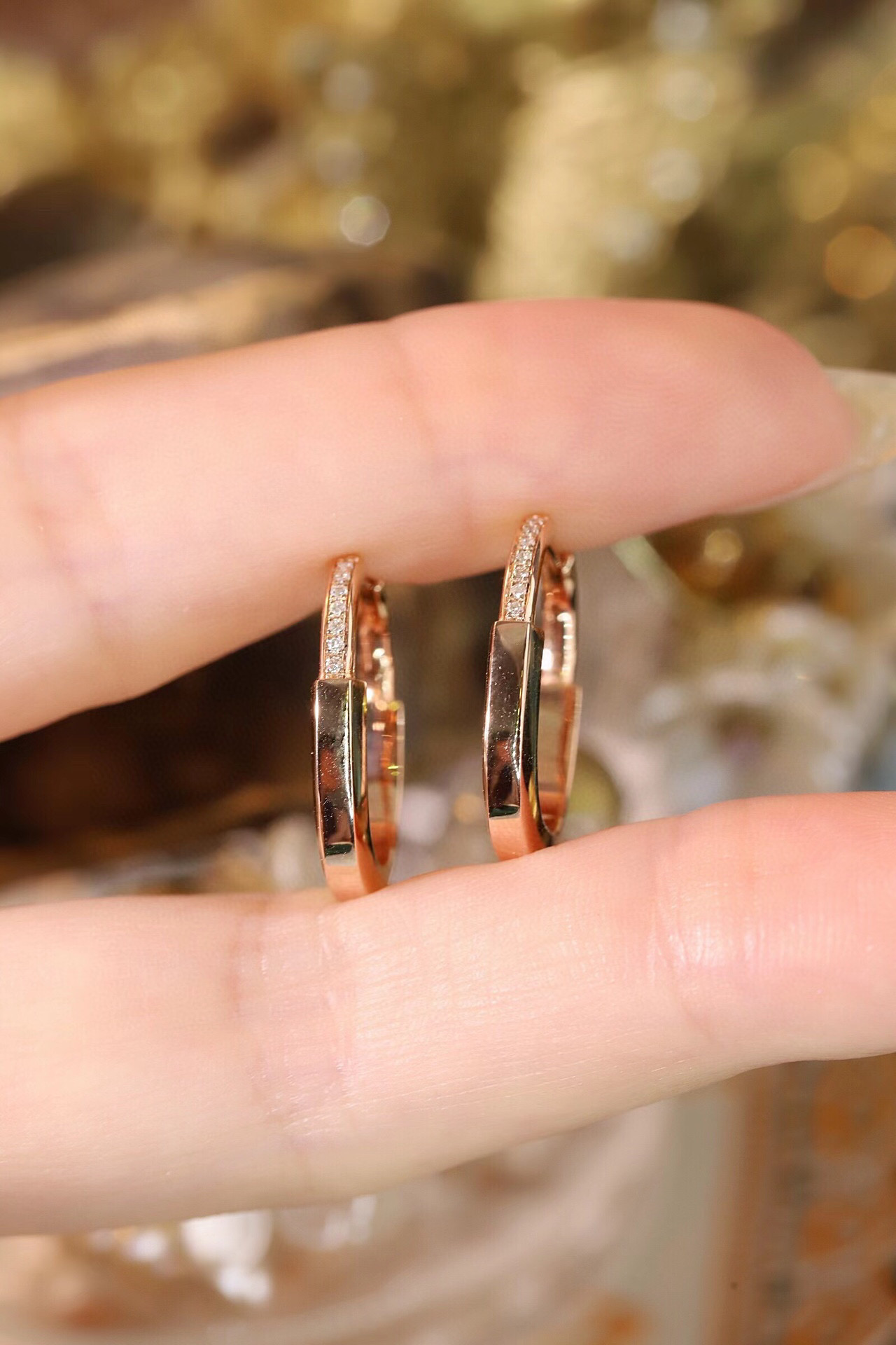 18k gold earrings with 0.06ct natural diamond