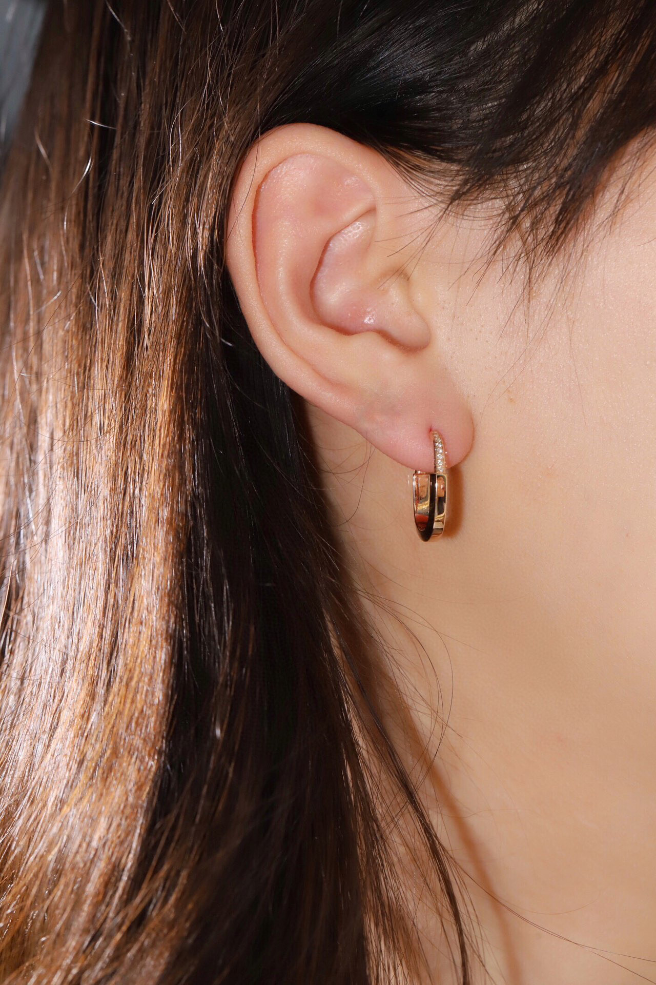 18k gold earrings with 0.06ct natural diamond