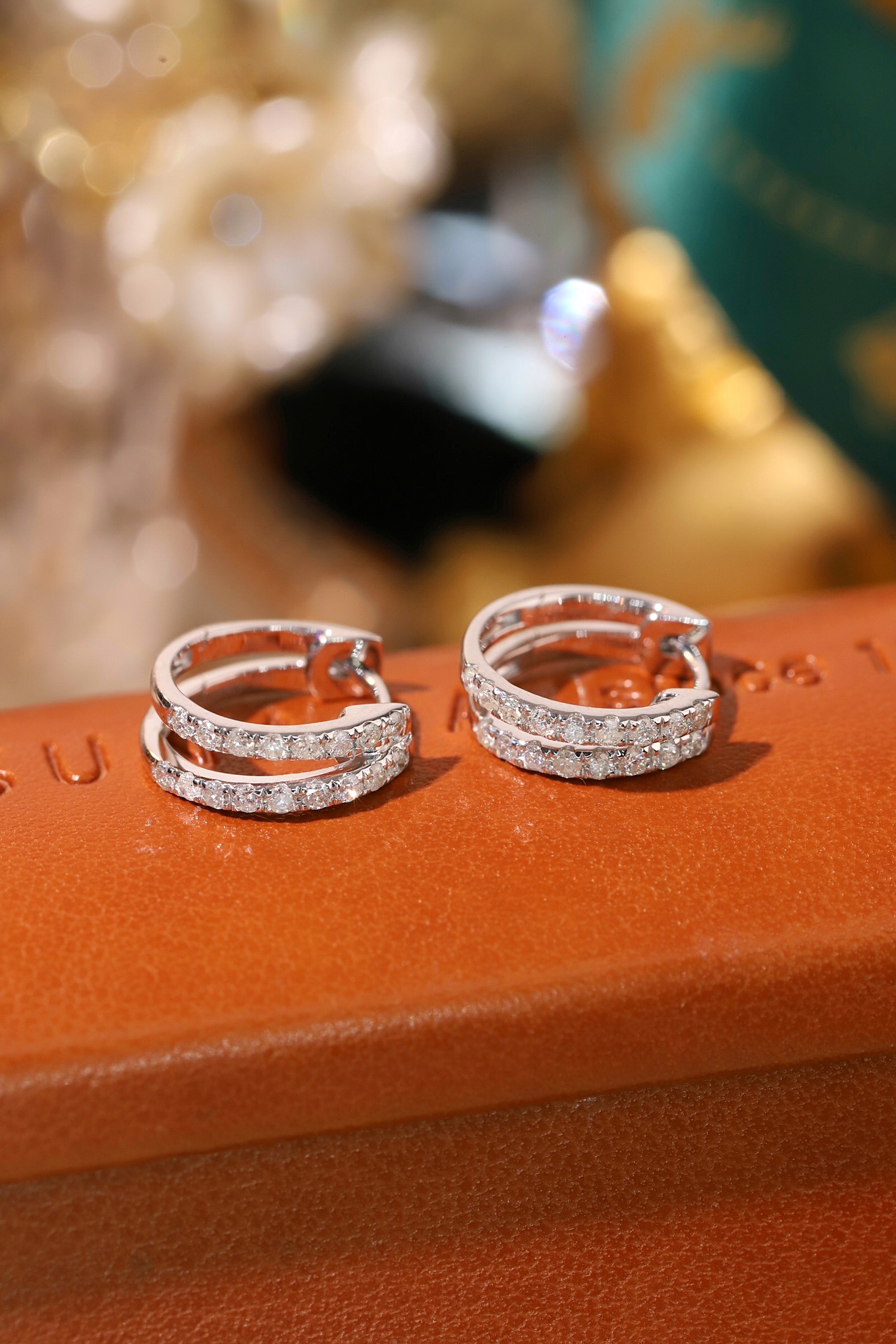 18k gold earrings with 0.46ct natural diamond