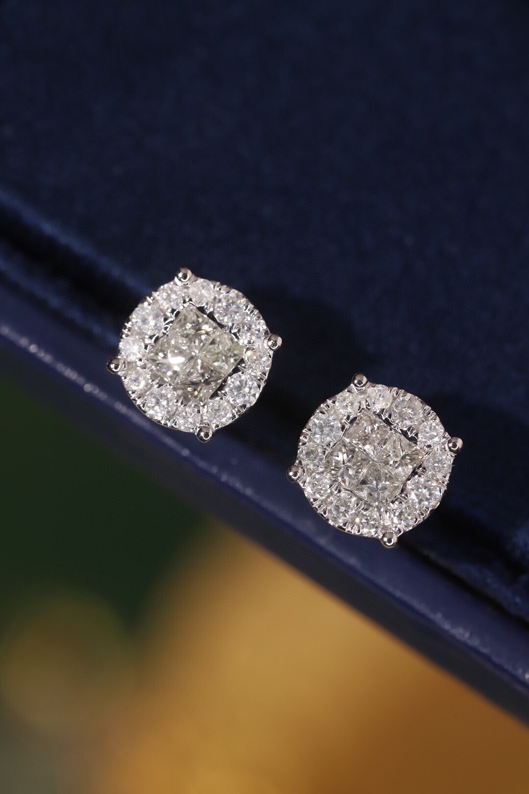 18k Gold Diamond Earrings with 0.90ct Natural Diamonds