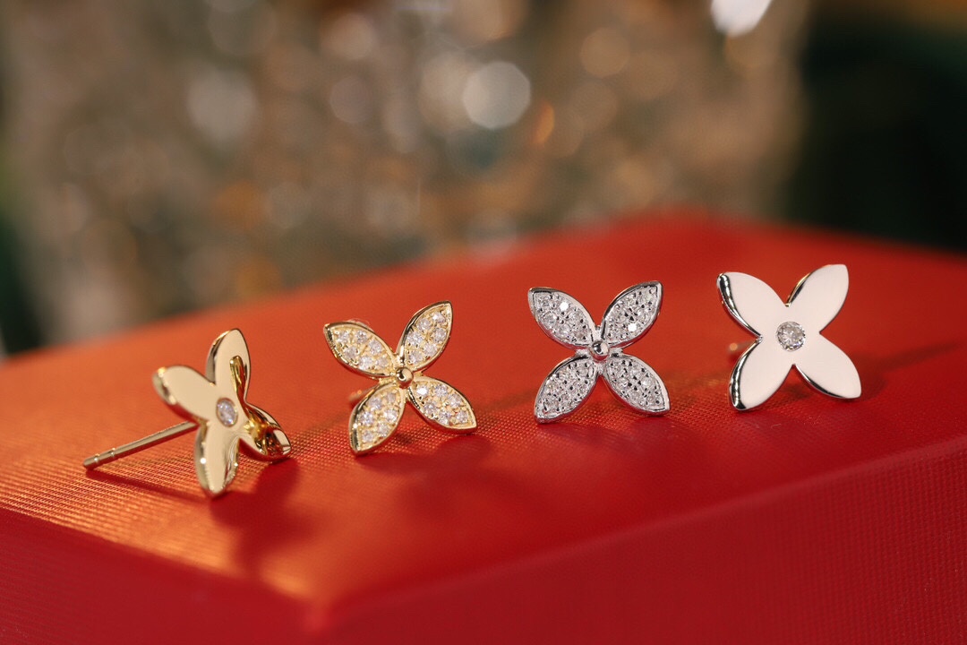 18k Gold Diamond Earrings with Clover Design, Natural Diamond 0.12ct