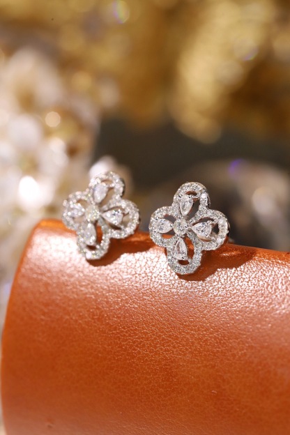 18k Gold Diamond Earrings with Clover Design, Natural Diamond 0.80ct