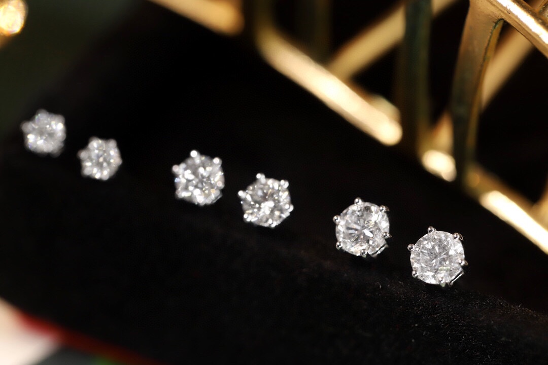 18k gold earrings with classic six-prong setting and round diamond design, diamond sizes ranging from 0.10ct to 0.50ct