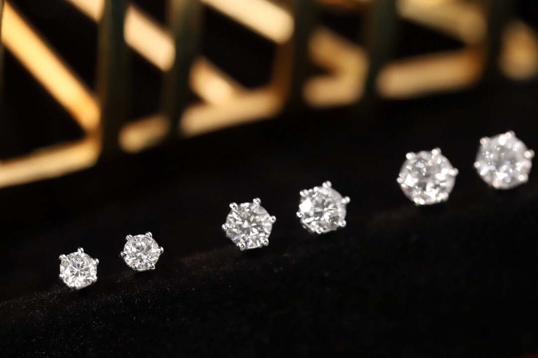 18k gold earrings with classic six-prong setting and round diamond design, diamond sizes ranging from 0.10ct to 0.50ct
