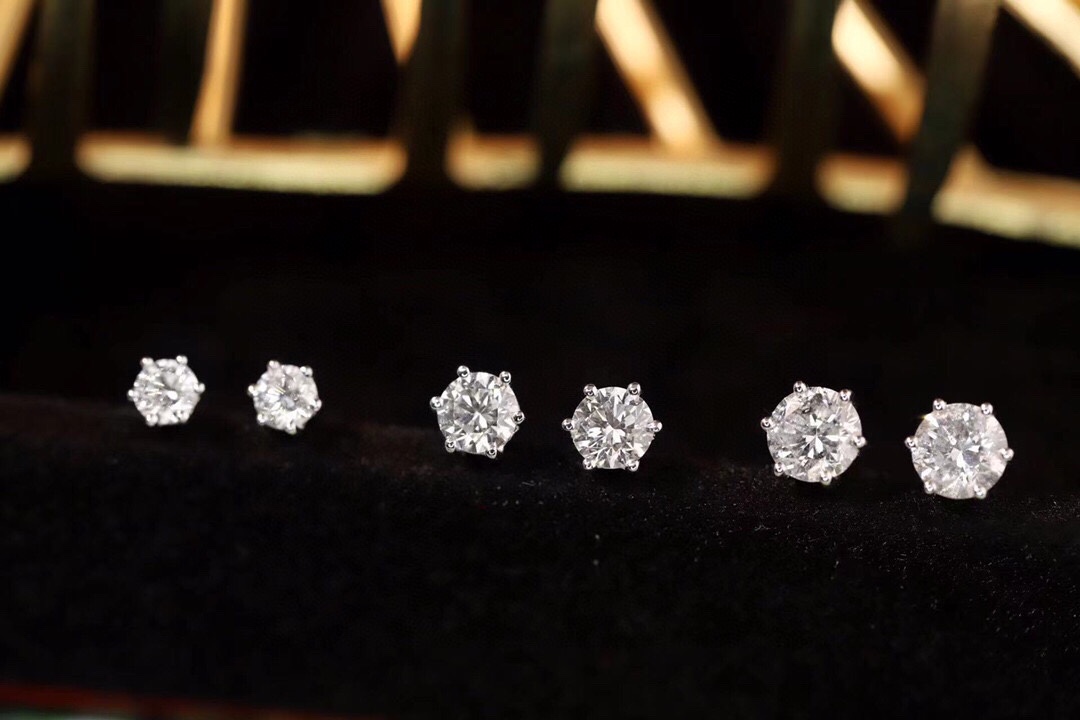 18k gold earrings with classic six-prong setting and round diamond design, diamond sizes ranging from 0.10ct to 0.50ct