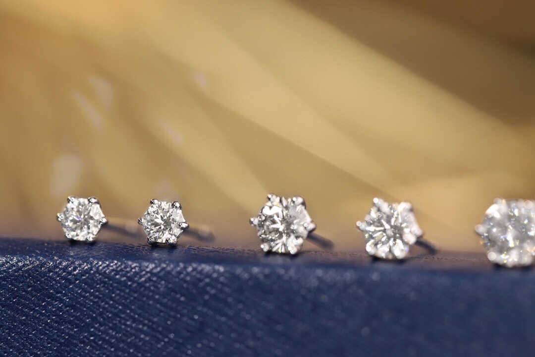 18k gold earrings with classic six-prong setting and round diamond design, diamond sizes ranging from 0.10ct to 0.50ct