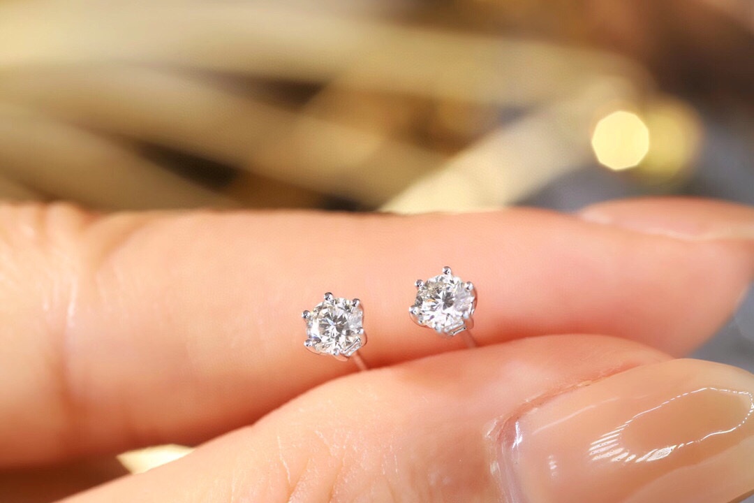 18k gold earrings with classic six-prong setting and round diamond design, diamond sizes ranging from 0.10ct to 0.50ct