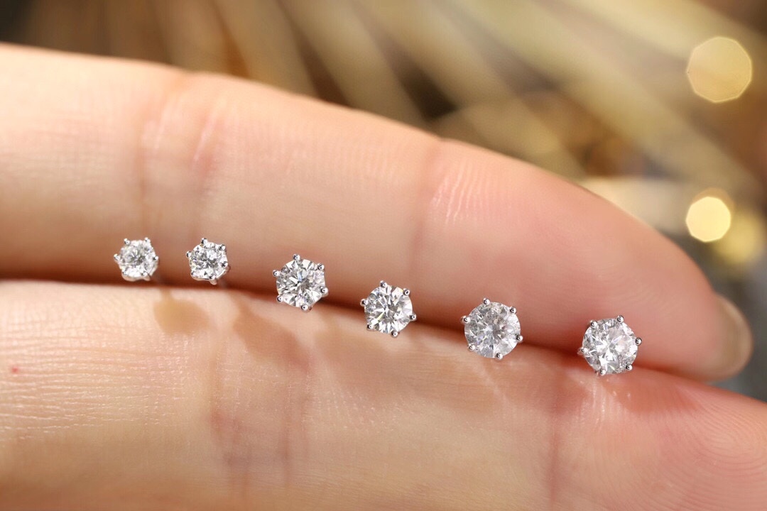 18k gold earrings with classic six-prong setting and round diamond design, diamond sizes ranging from 0.10ct to 0.50ct