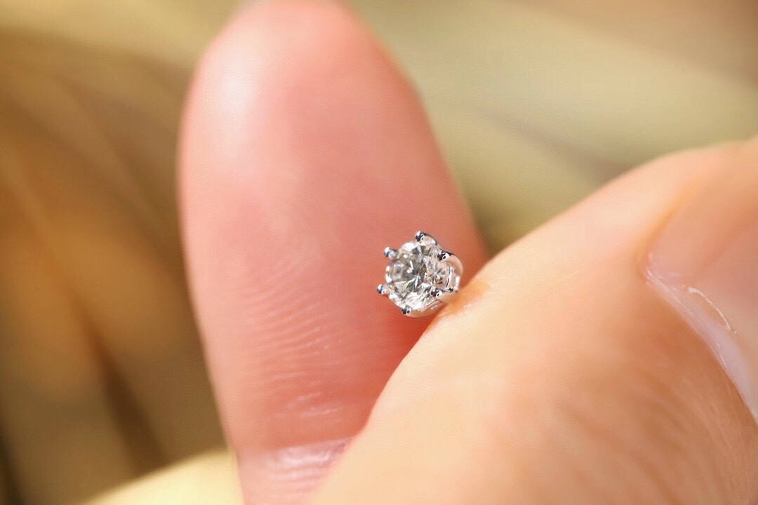 18k gold earrings with classic six-prong setting and round diamond design, diamond sizes ranging from 0.10ct to 0.50ct