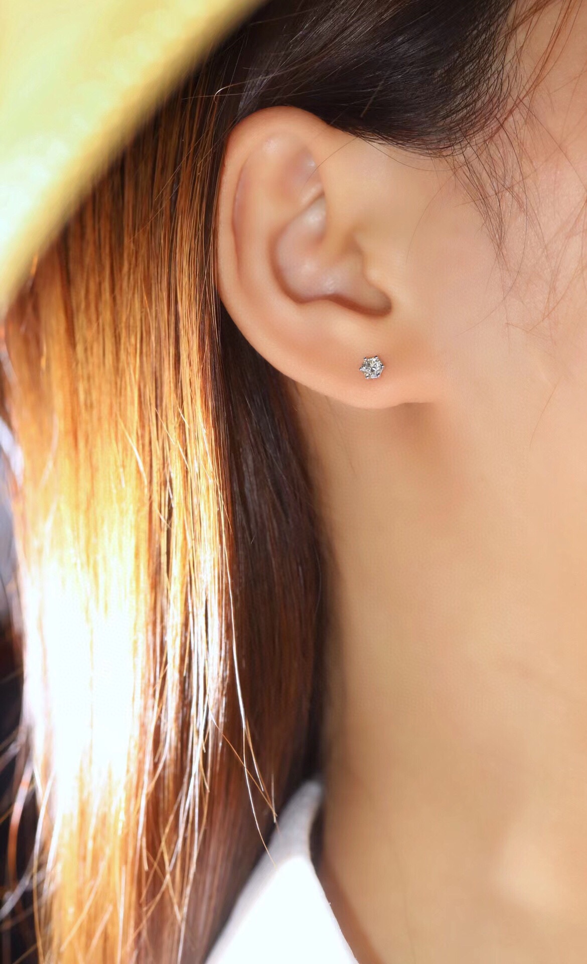 18k gold earrings with classic six-prong setting and round diamond design, diamond sizes ranging from 0.10ct to 0.50ct