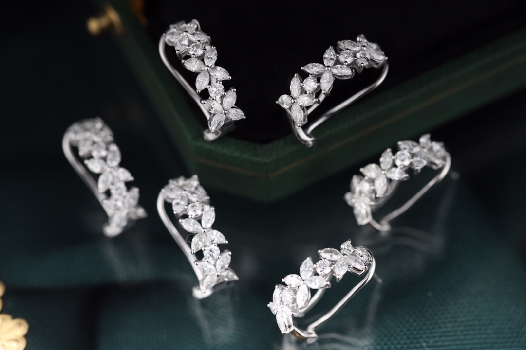 18k Gold Diamond Earrings with 1.60ct Natural Diamond