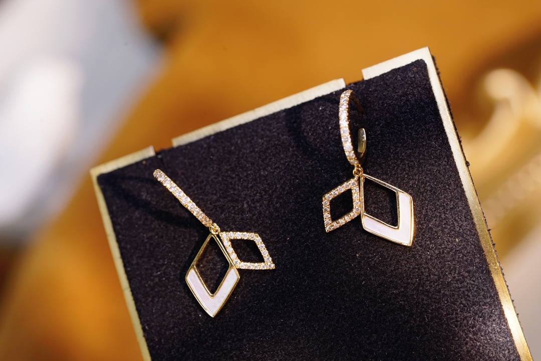 18k Gold Diamond Earrings with 0.38ct Natural Diamond Mother shell