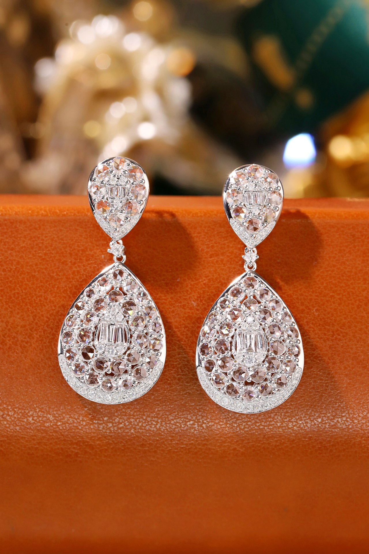 18k Gold Diamond Earrings with 2.80ct Natural Diamonds