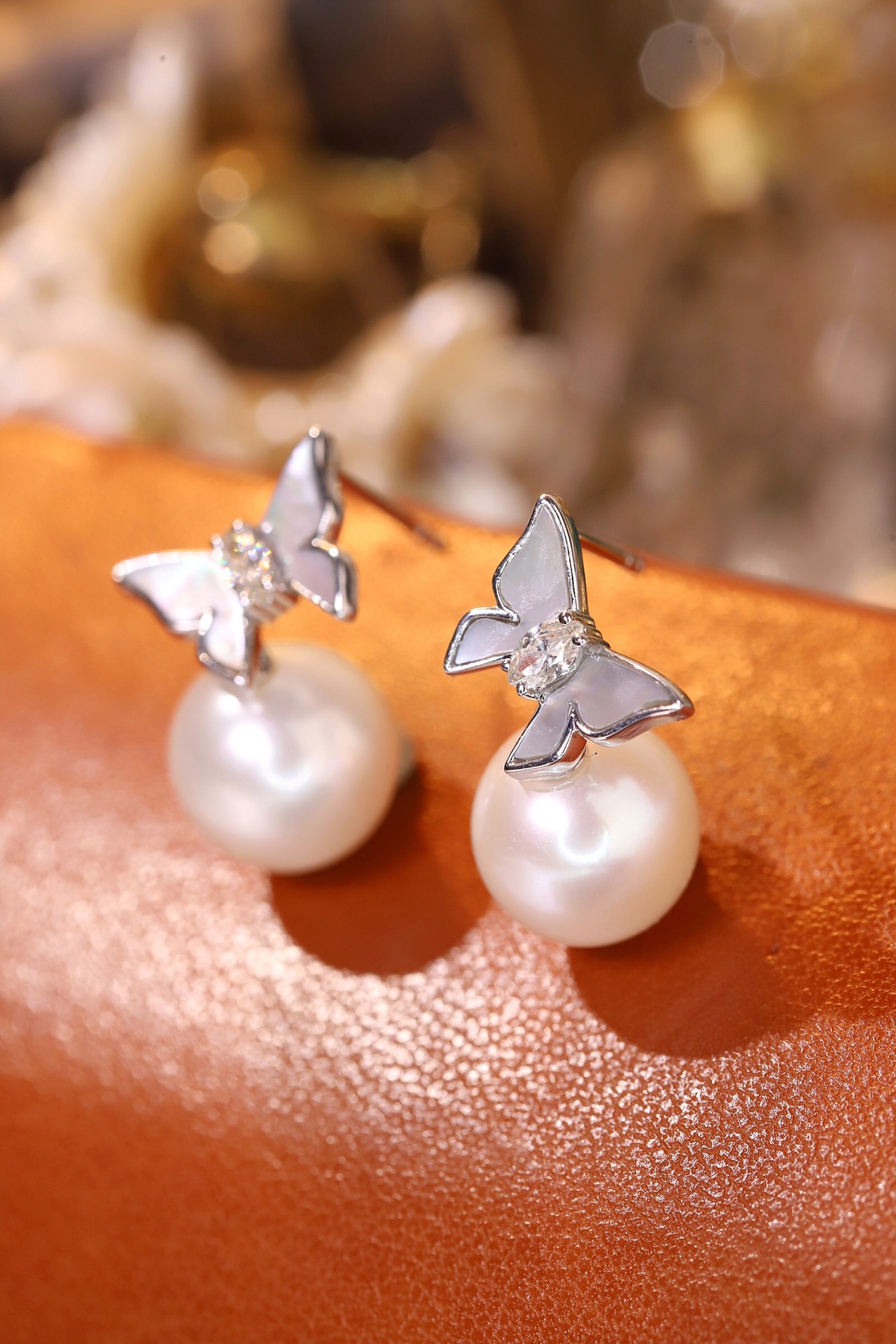 18k gold earrings with butterfly design, pearl earrings, natural diamond weighing 0.16ct