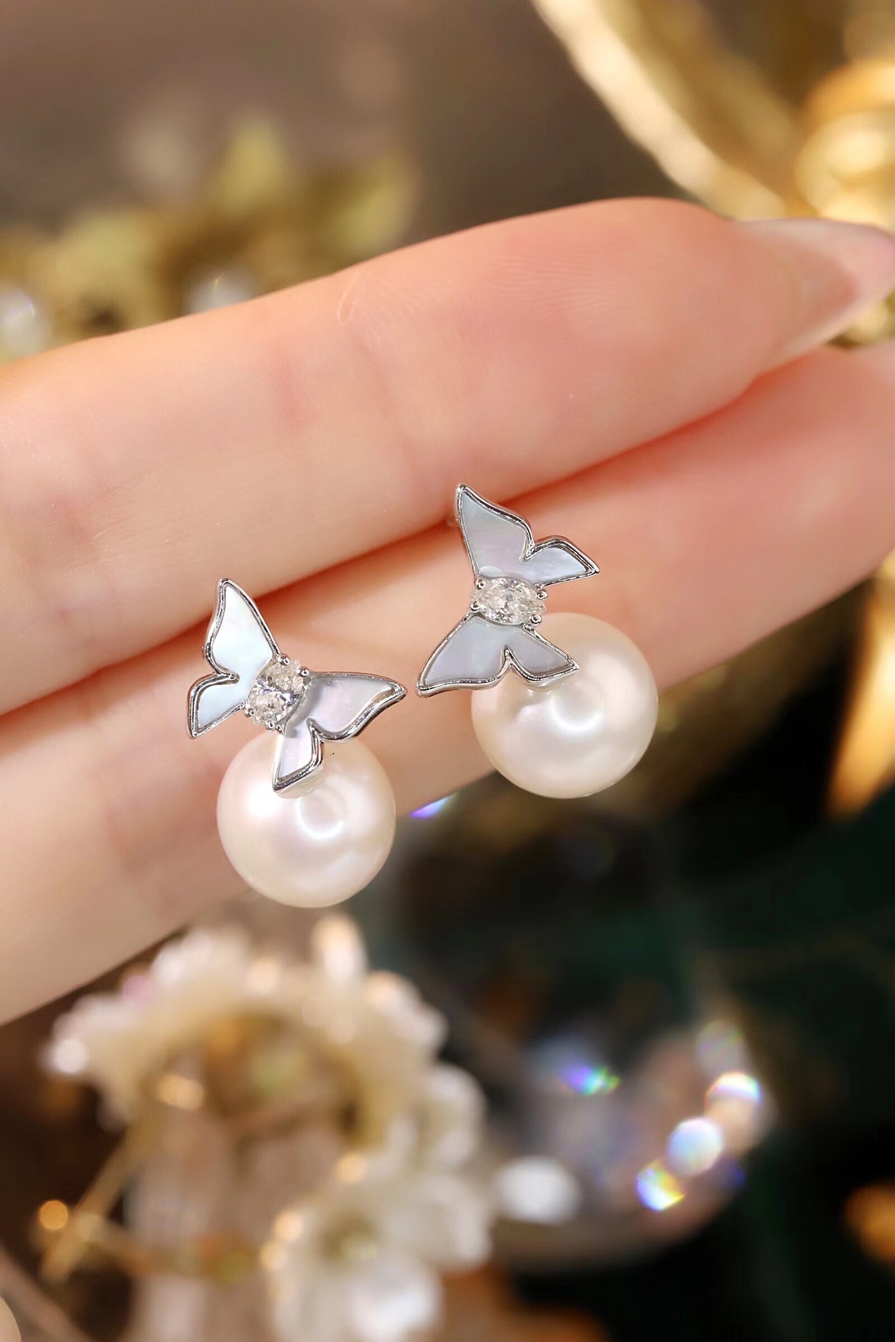 18k gold earrings with butterfly design, pearl earrings, natural diamond weighing 0.16ct