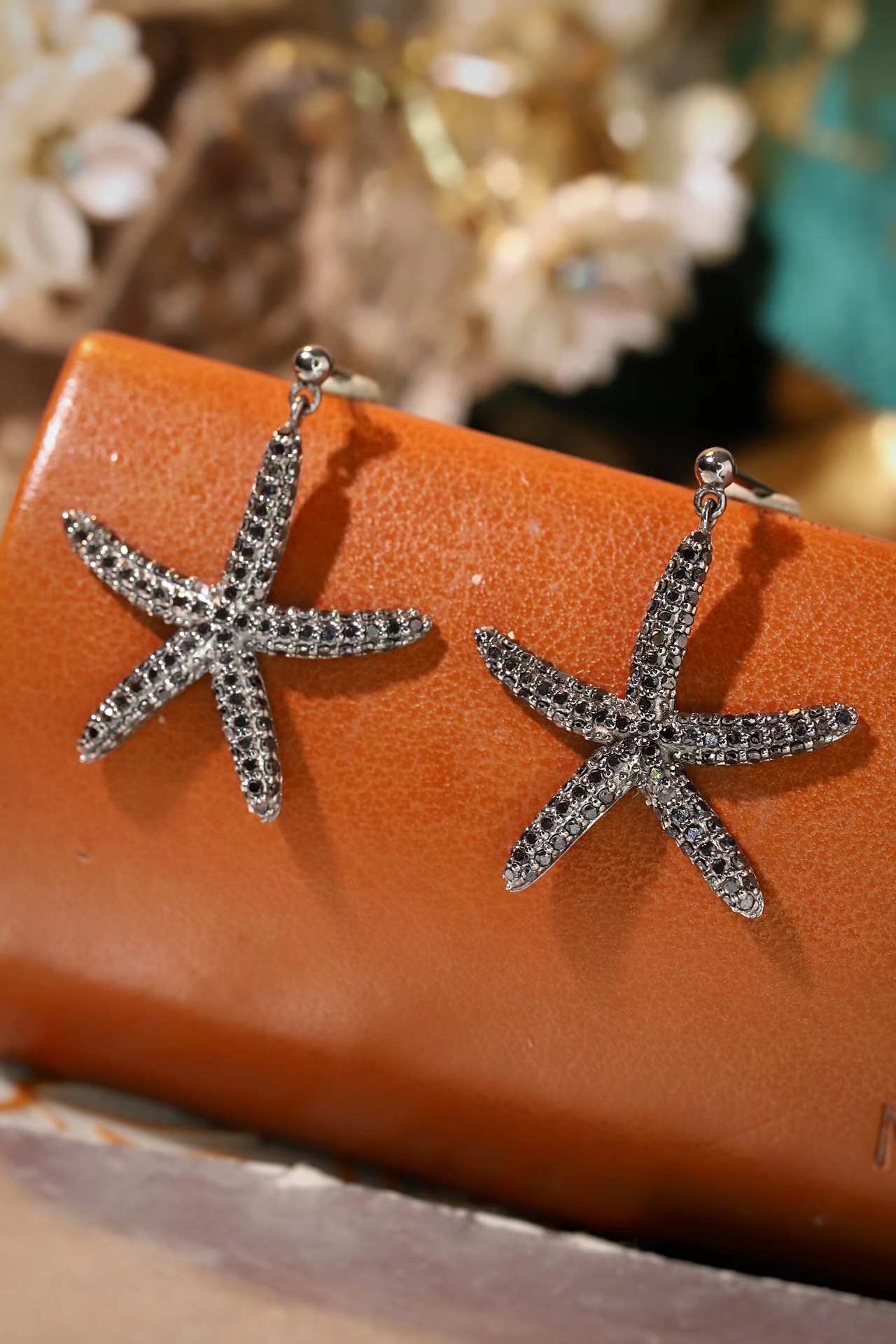 18k Gold Diamond Earrings with Starfish Design, 1.12ct Black Diamond