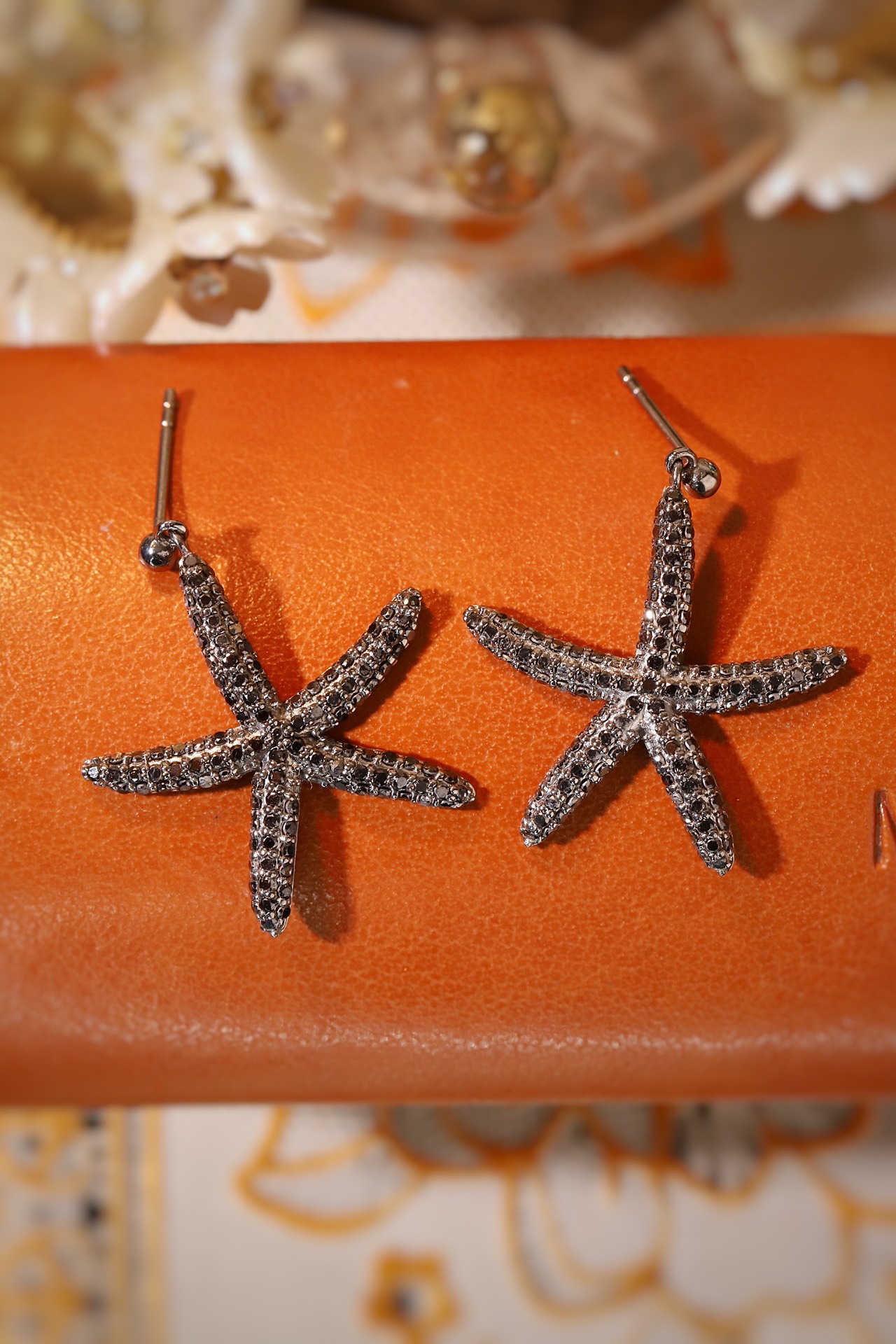 18k Gold Diamond Earrings with Starfish Design, 1.12ct Black Diamond