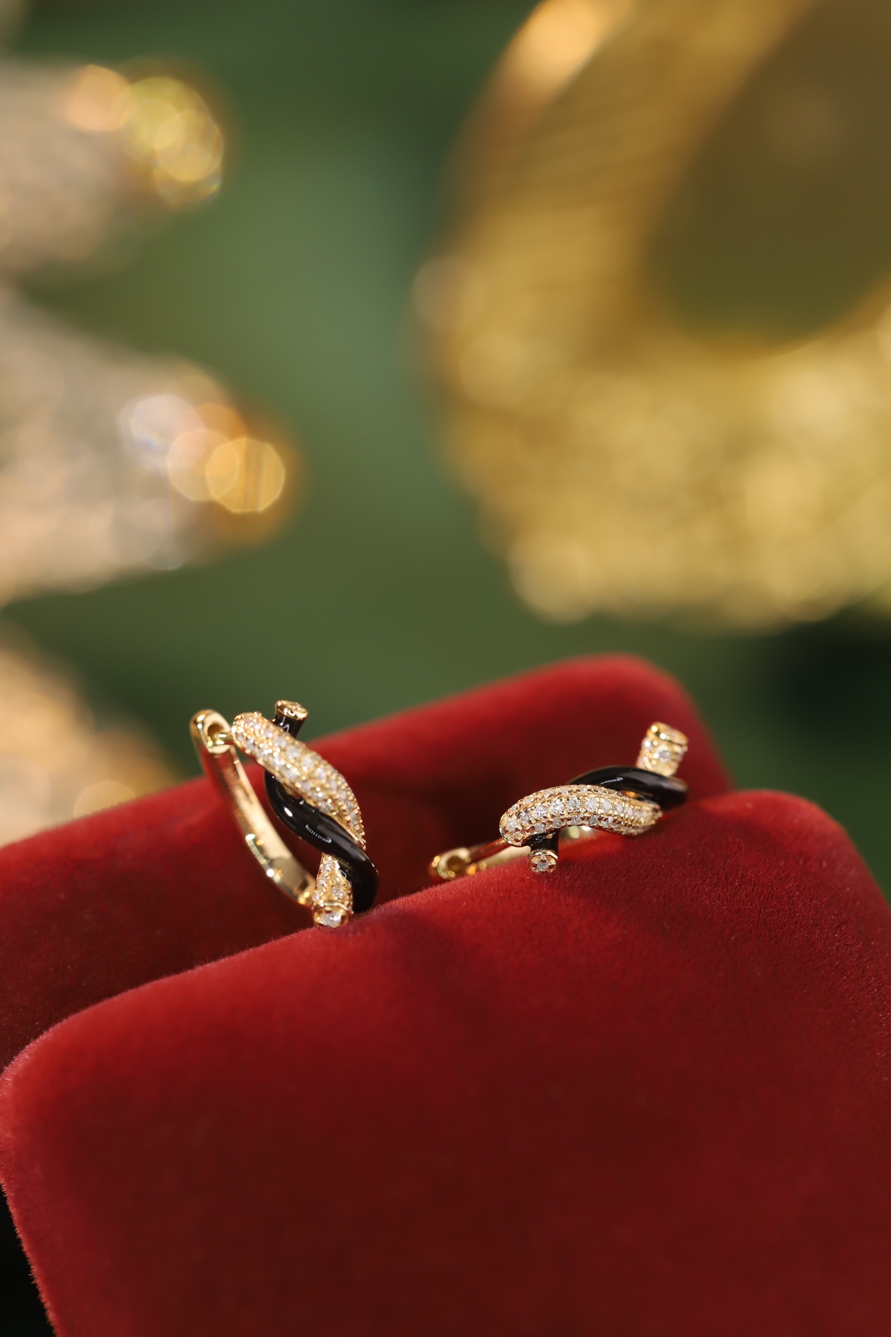 18k Gold Diamond Earrings with Enamel Craftsmanship, Low-Temperature Enamel, Natural Diamond 0.16ct