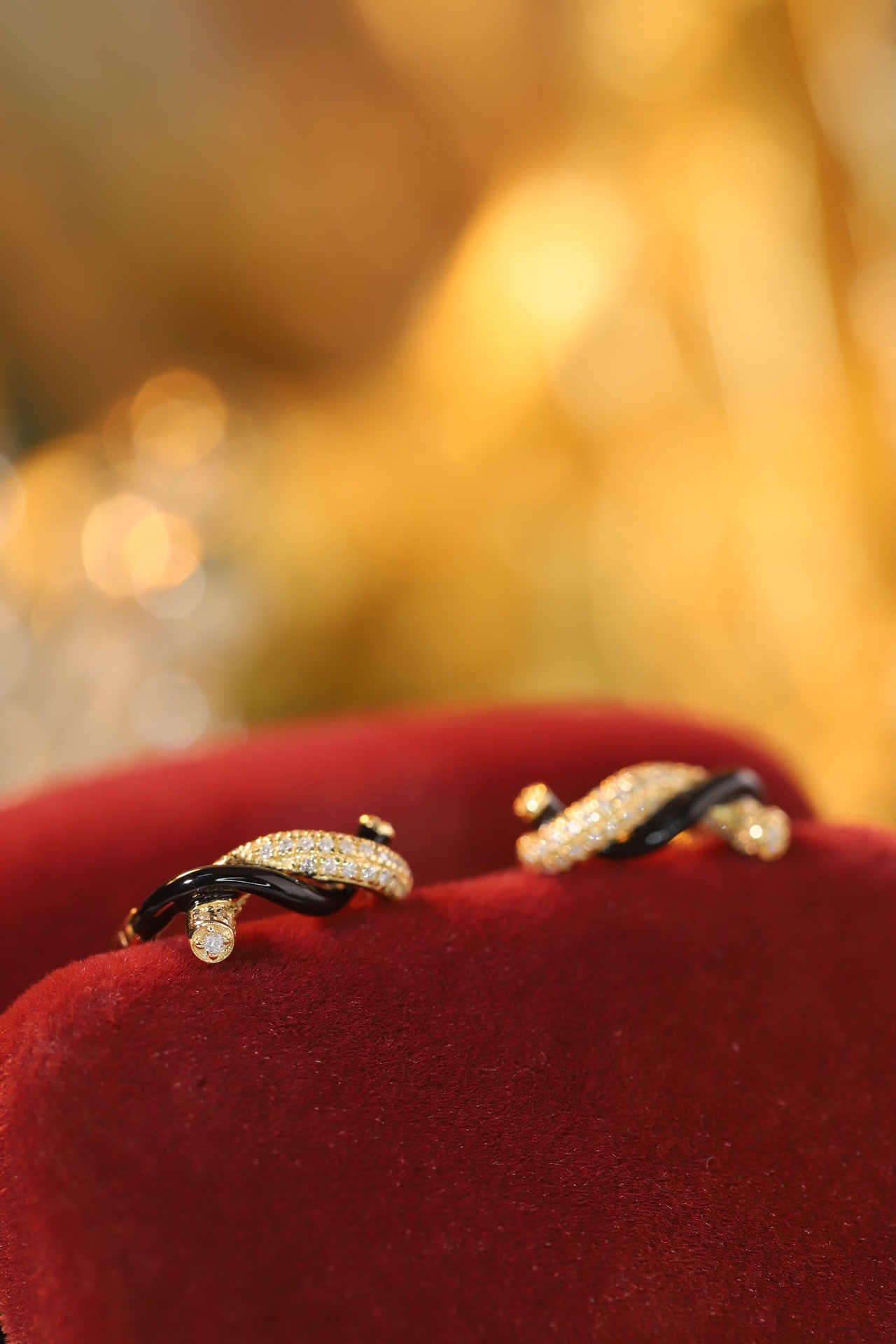 18k Gold Diamond Earrings with Enamel Craftsmanship, Low-Temperature Enamel, Natural Diamond 0.16ct