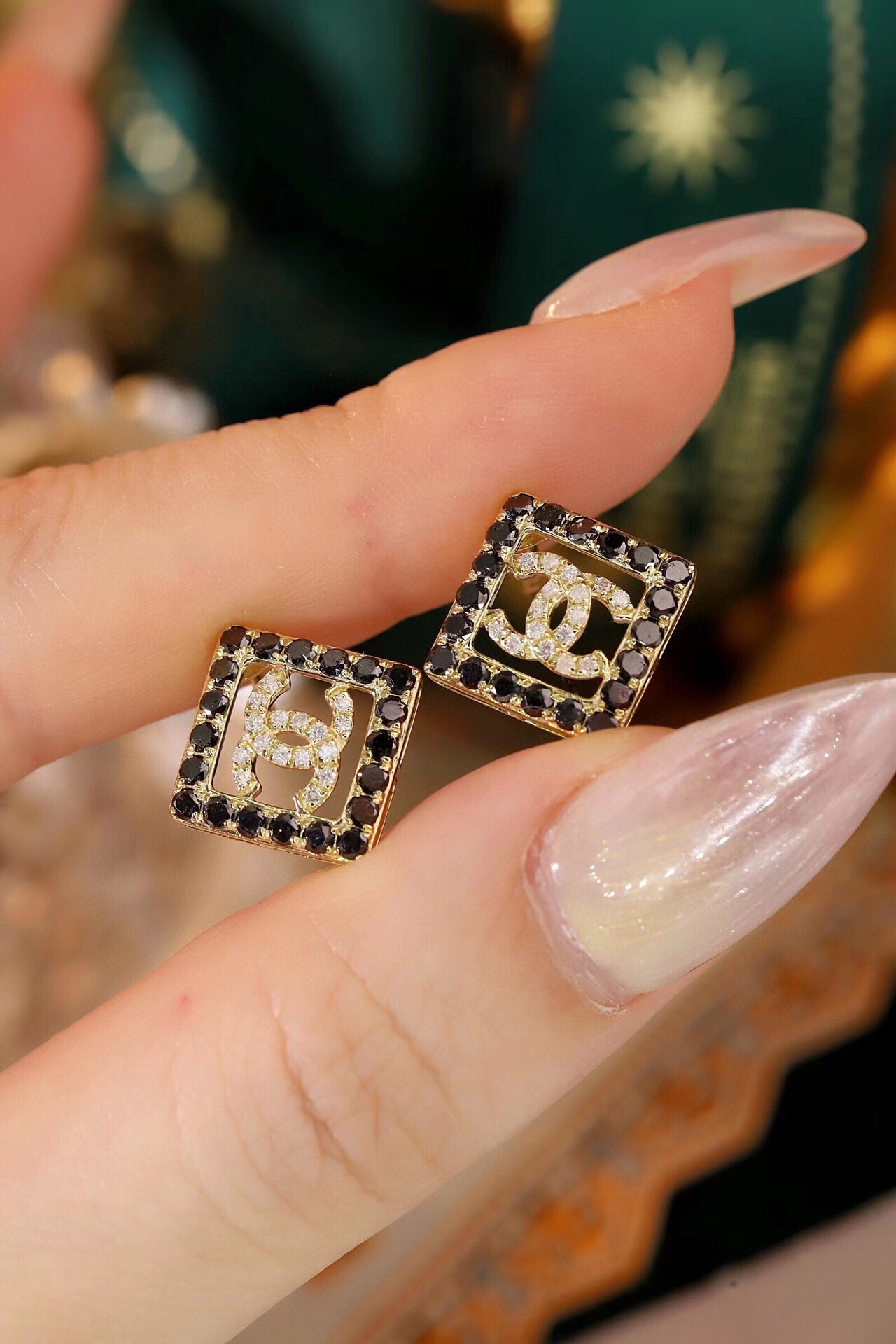18k Gold Diamond Earrings with 1.30ct Black Diamond