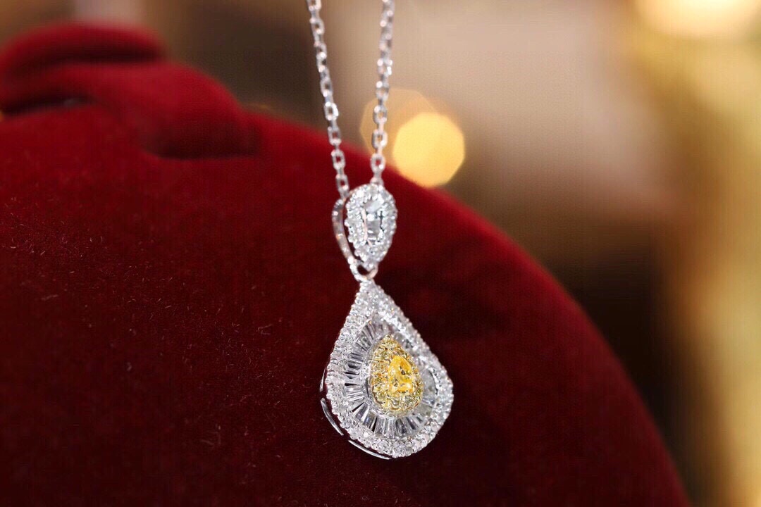 18k gold necklace with yellow diamonds, natural diamond weighing 0.45ct