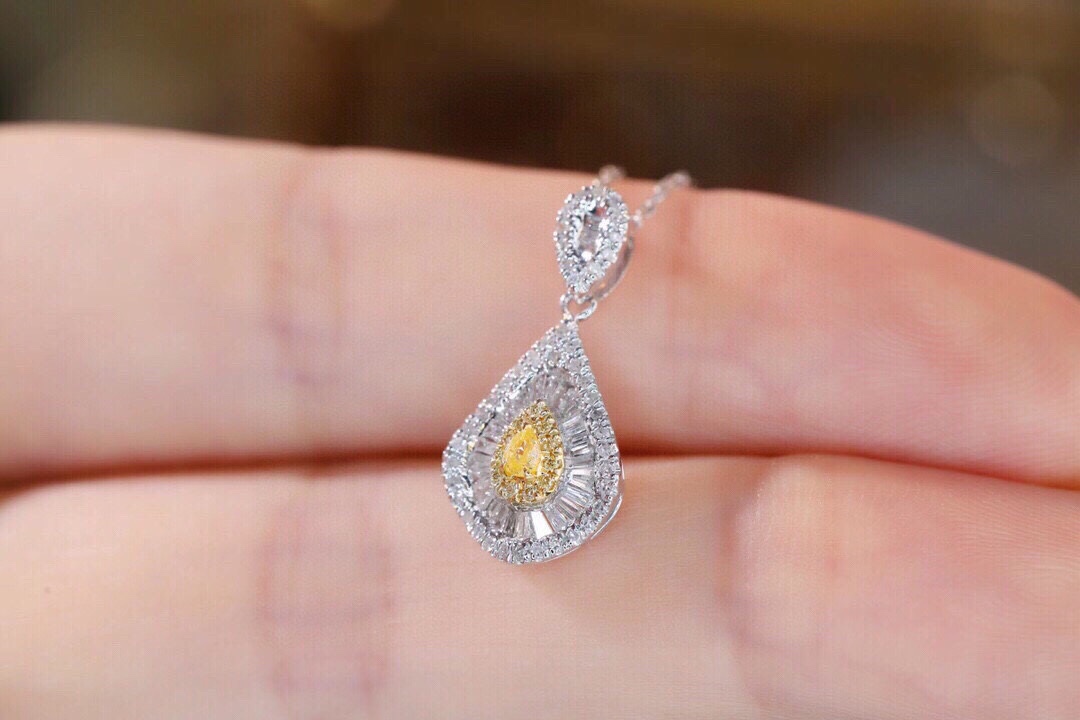 18k gold necklace with yellow diamonds, natural diamond weighing 0.45ct