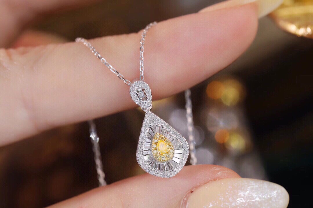18k gold necklace with yellow diamonds, natural diamond weighing 0.45ct