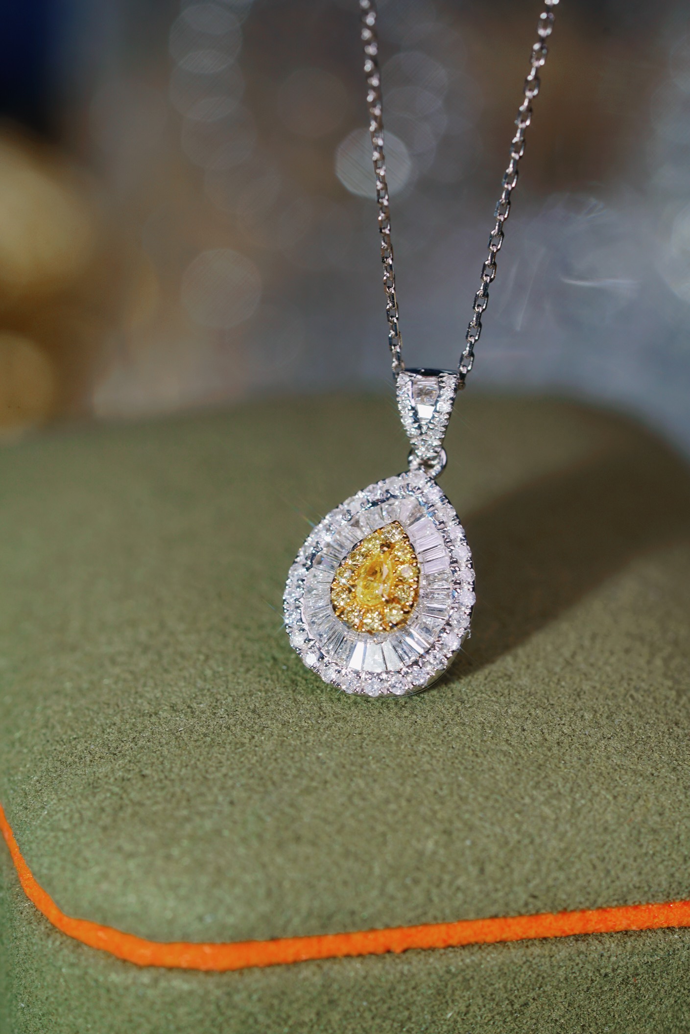 18k gold necklace with yellow diamonds, natural diamond weighing 0.70ct