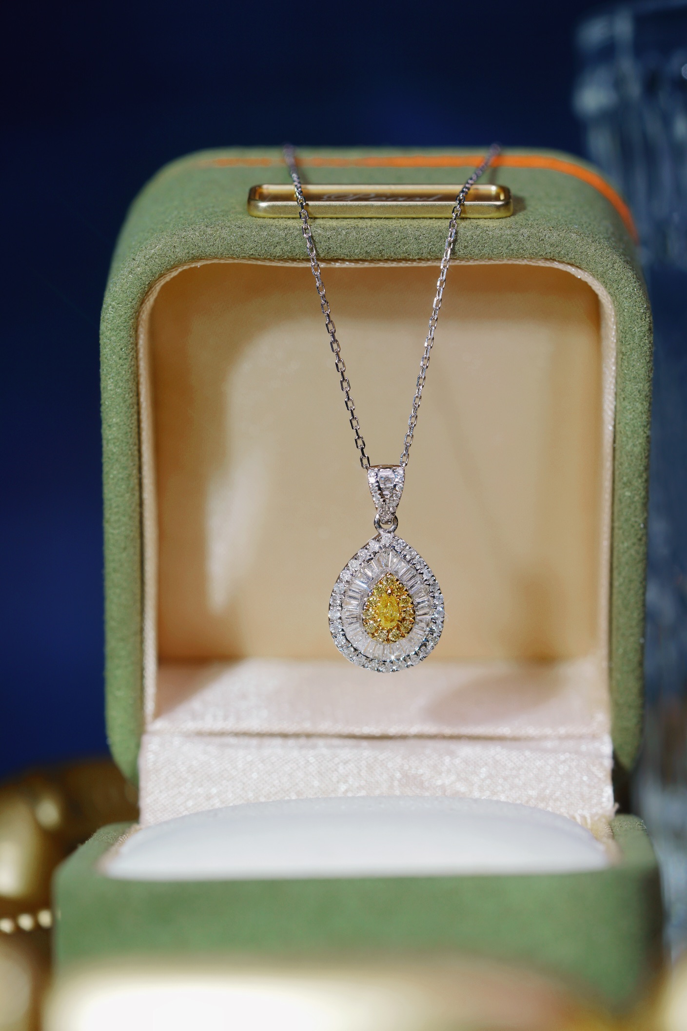 18k gold necklace with yellow diamonds, natural diamond weighing 0.70ct