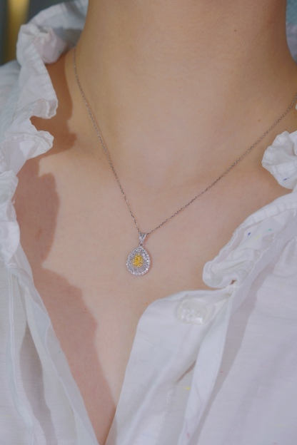 18k gold necklace with yellow diamonds, natural diamond weighing 0.70ct