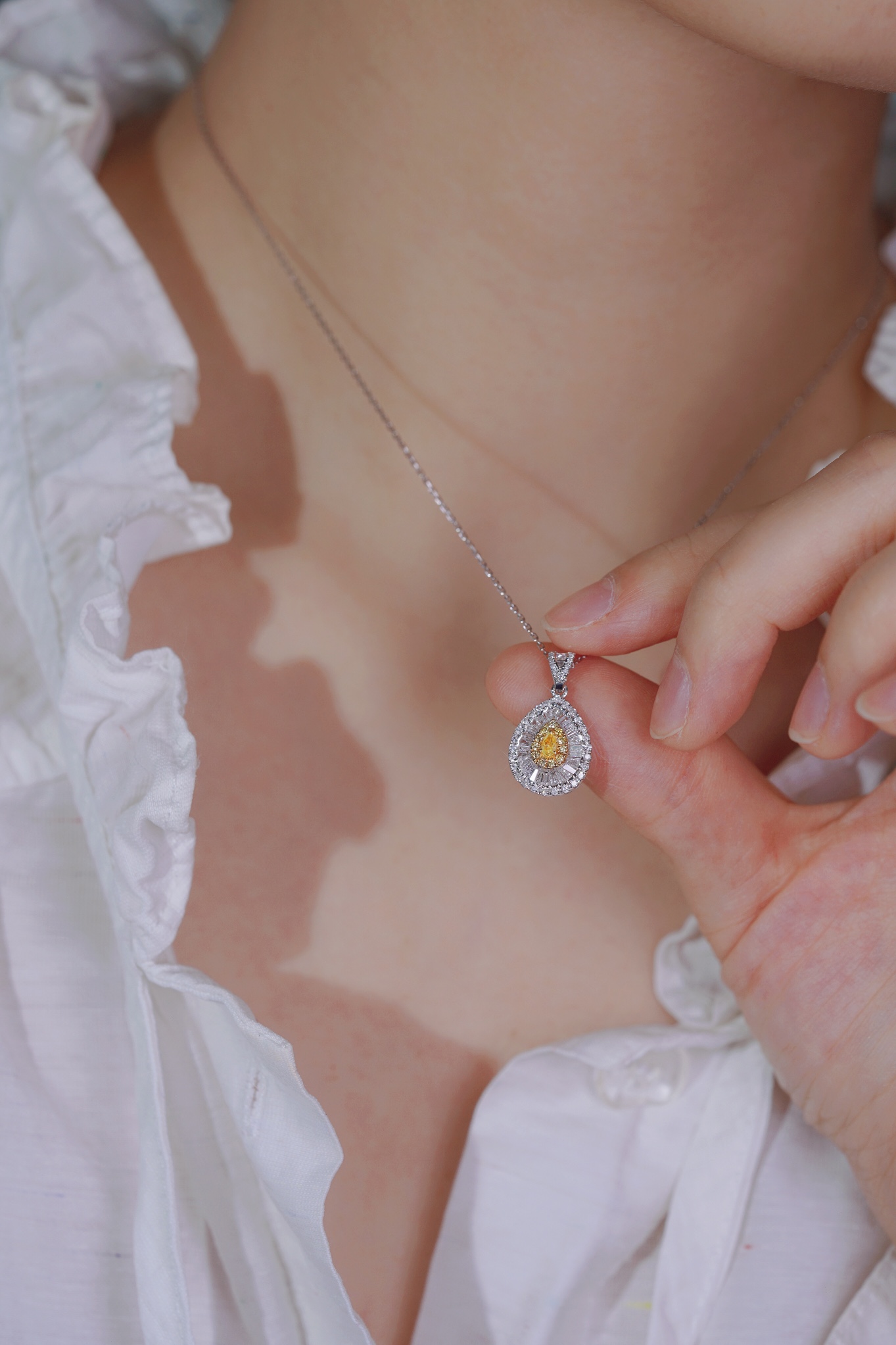 18k gold necklace with yellow diamonds, natural diamond weighing 0.70ct