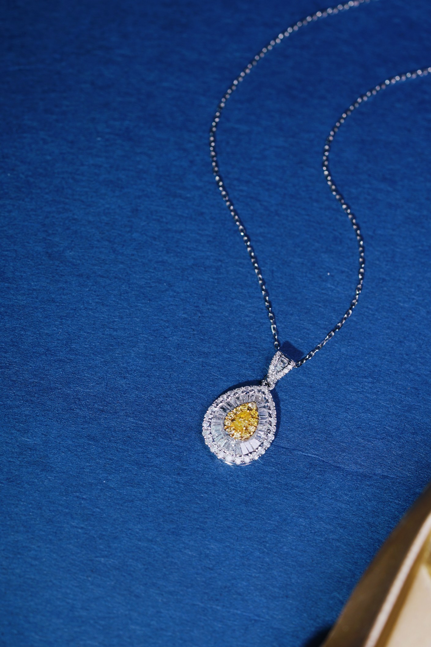 18k gold necklace with yellow diamonds, natural diamond weighing 0.70ct